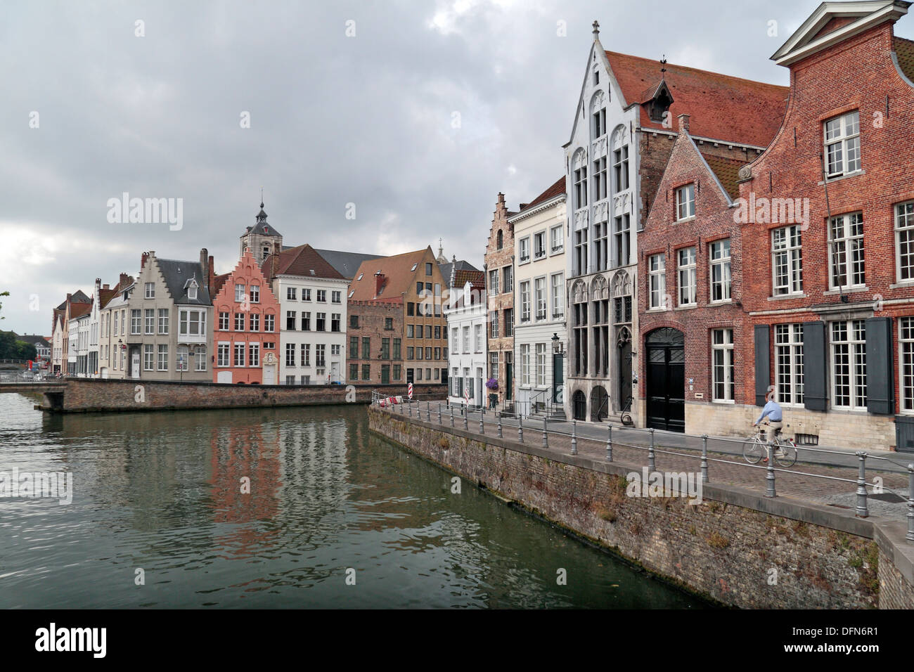 Propriétés côté canal typique (sur Spiegelrei) dans le quartier historique de Bruges (Brugge), Flandre occidentale, Belgique. Banque D'Images
