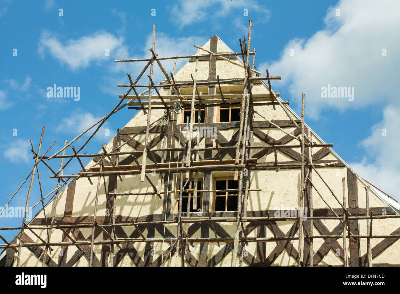 Ajouts maison avec ciel bleu en journée ensoleillée. Banque D'Images