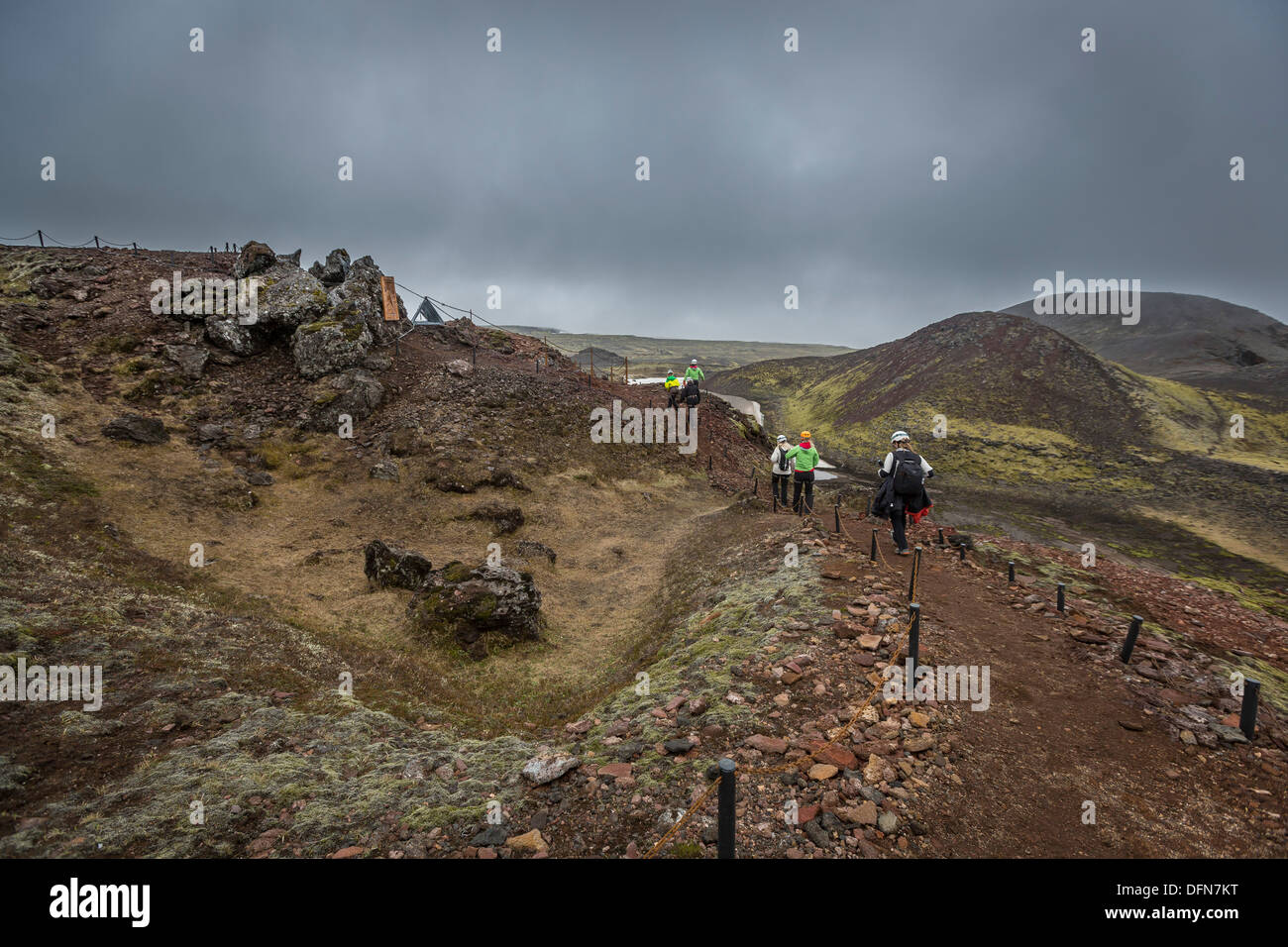 La marche vers l'ouverture d'Thrihnukagigur- 'cratère trois pics', l'Islande Banque D'Images