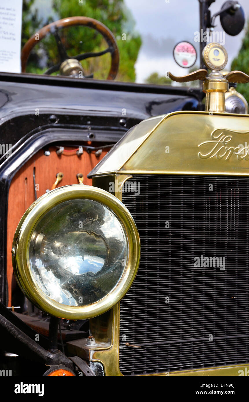 La baie moteur, moteur, radiateur hors-jeu et phares avant d'un état d'origine 1915 voiture Ford modèle T (automobile). Banque D'Images