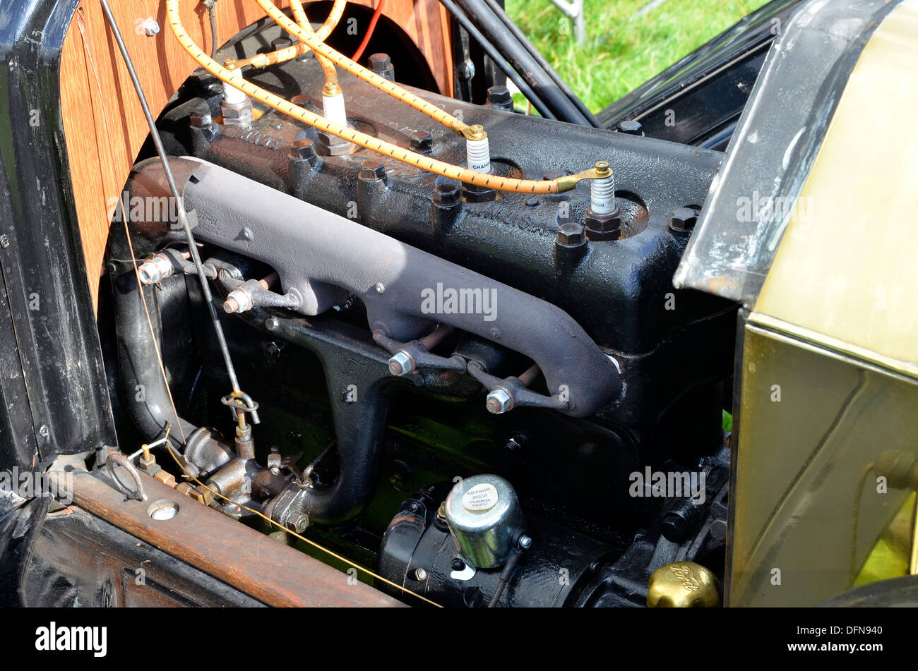Du côté de la baie moteur et soupapes d'une condition d'origine Ford Modèle T 1915 voiture (automobile). Banque D'Images