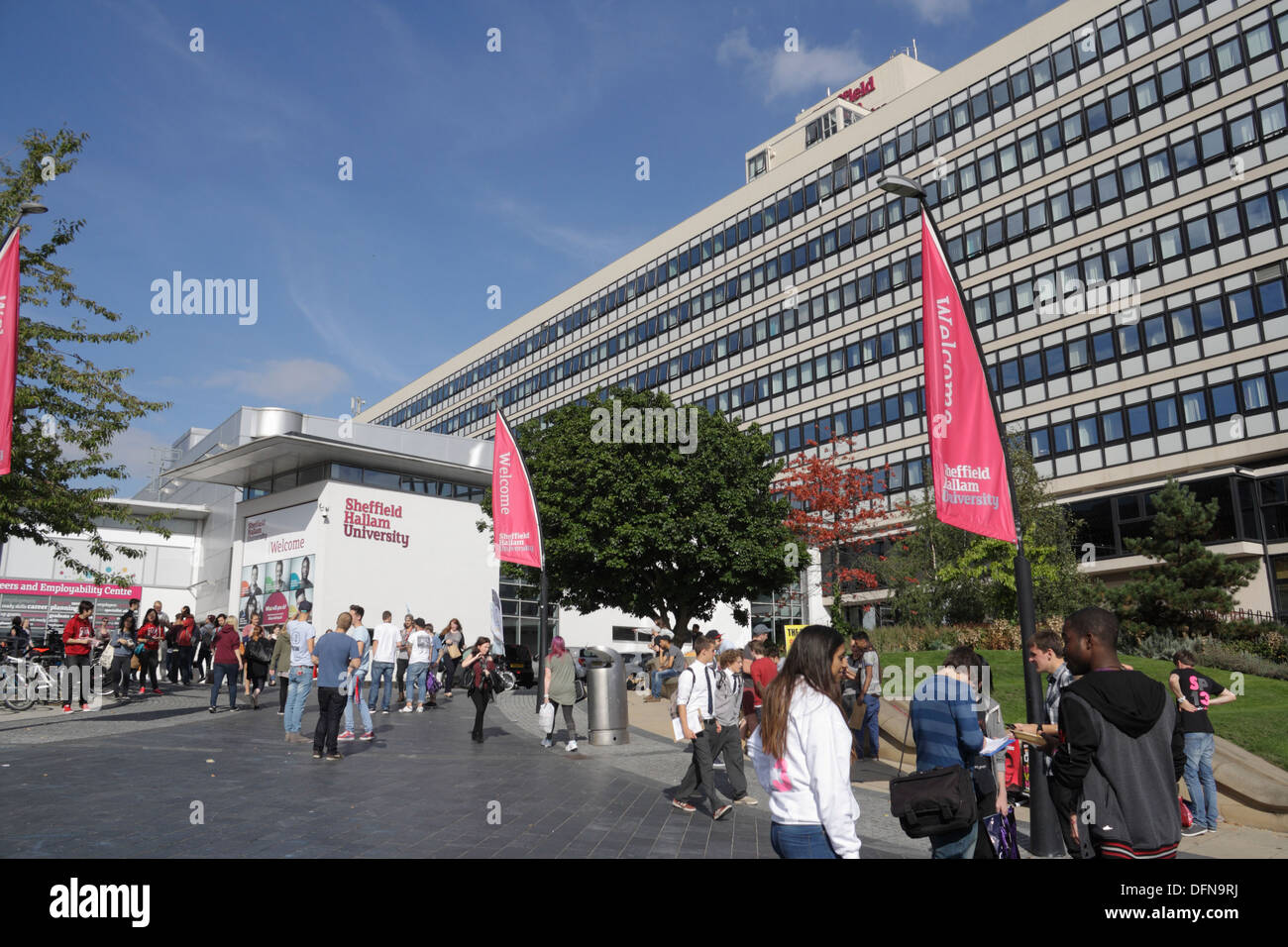 Personnes étudiants debout devant l'entrée de l'université de Sheffield Hallam, centre-ville de Sheffield, Angleterre Banque D'Images