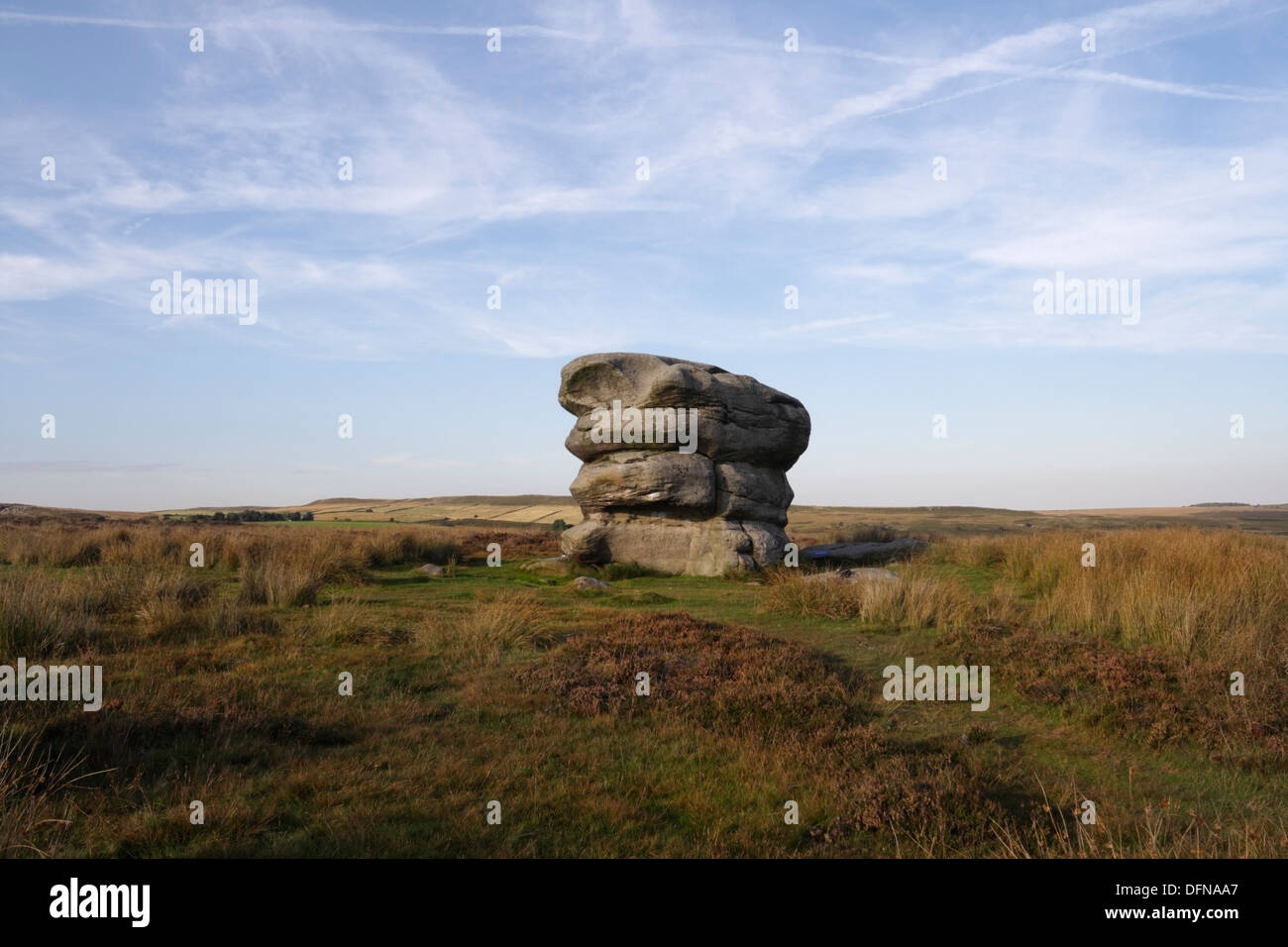 Eagle Rock sur Baslow Edge dans le parc national de Peak District, Derbyshire Angleterre Royaume-Uni, paysage des Moorland Banque D'Images