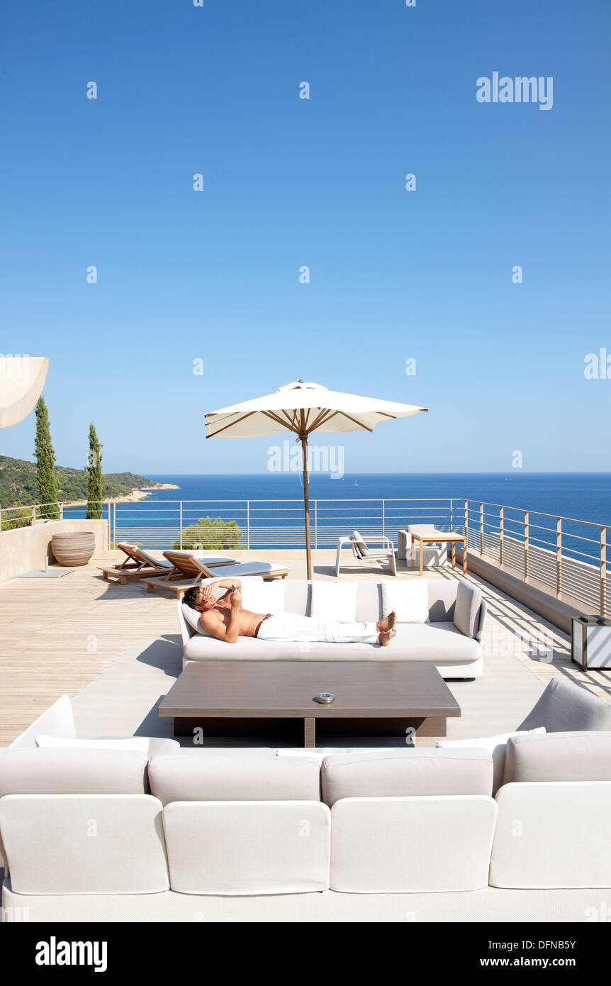 Homme de soleil sur une terrasse de l'hôtel, Ramatuelle, Provence-Alpes-Côte d'Azur, France Banque D'Images