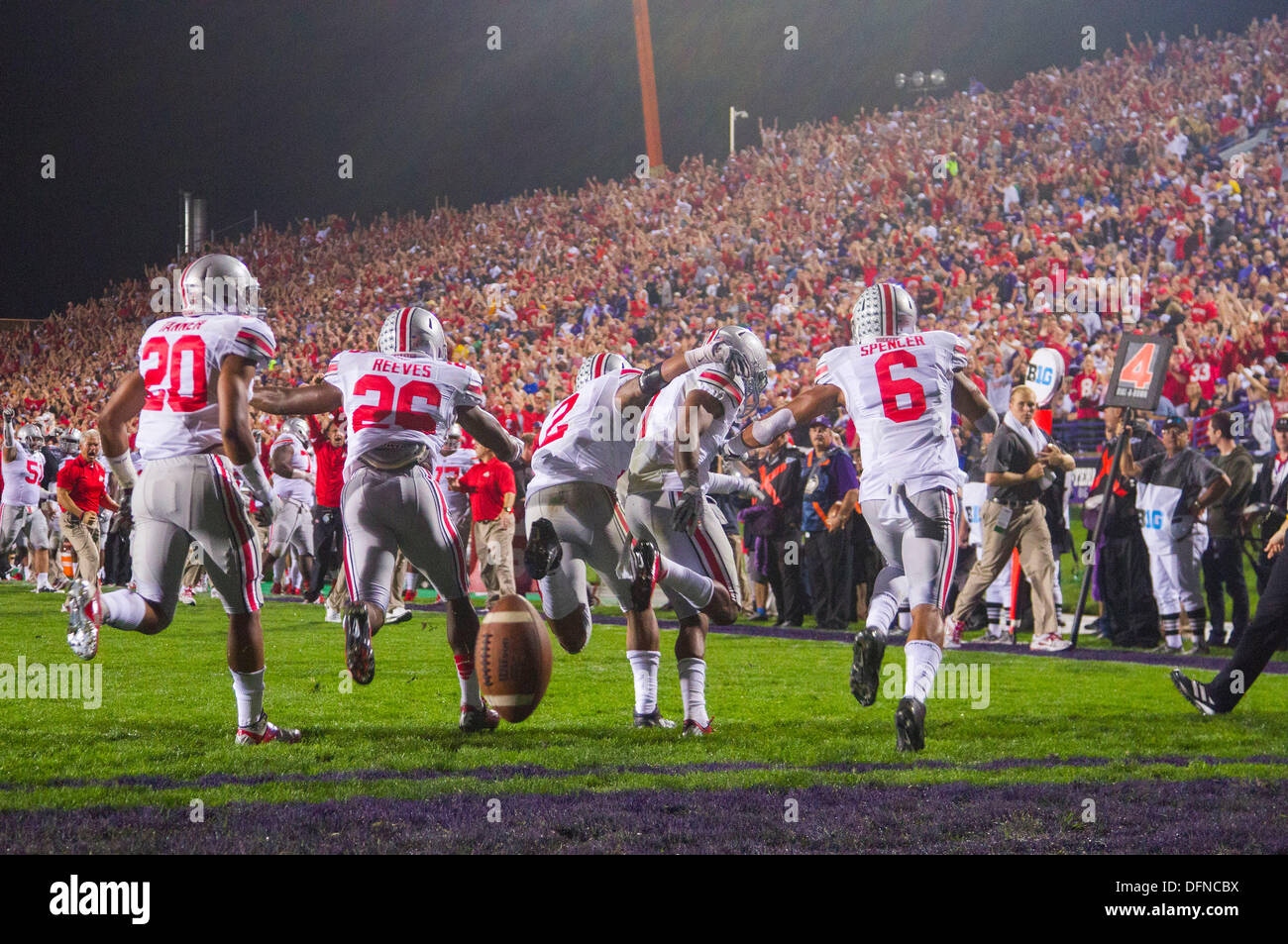 5 octobre , 2013 : Ohio State Buckeyes Bradley évoluait Roby # 1 et les Buckeyes célébrer son punt bloc qu'il recoverd pour un touché avec le receveur Evan Spencer # 6Pendant le jeu entre l'Ohio State Buckeyes et le nord-ouest à des Wildcats Ryan Field à Evanston, IL. Battre le nord-ouest de l'Ohio State 40-30. Banque D'Images