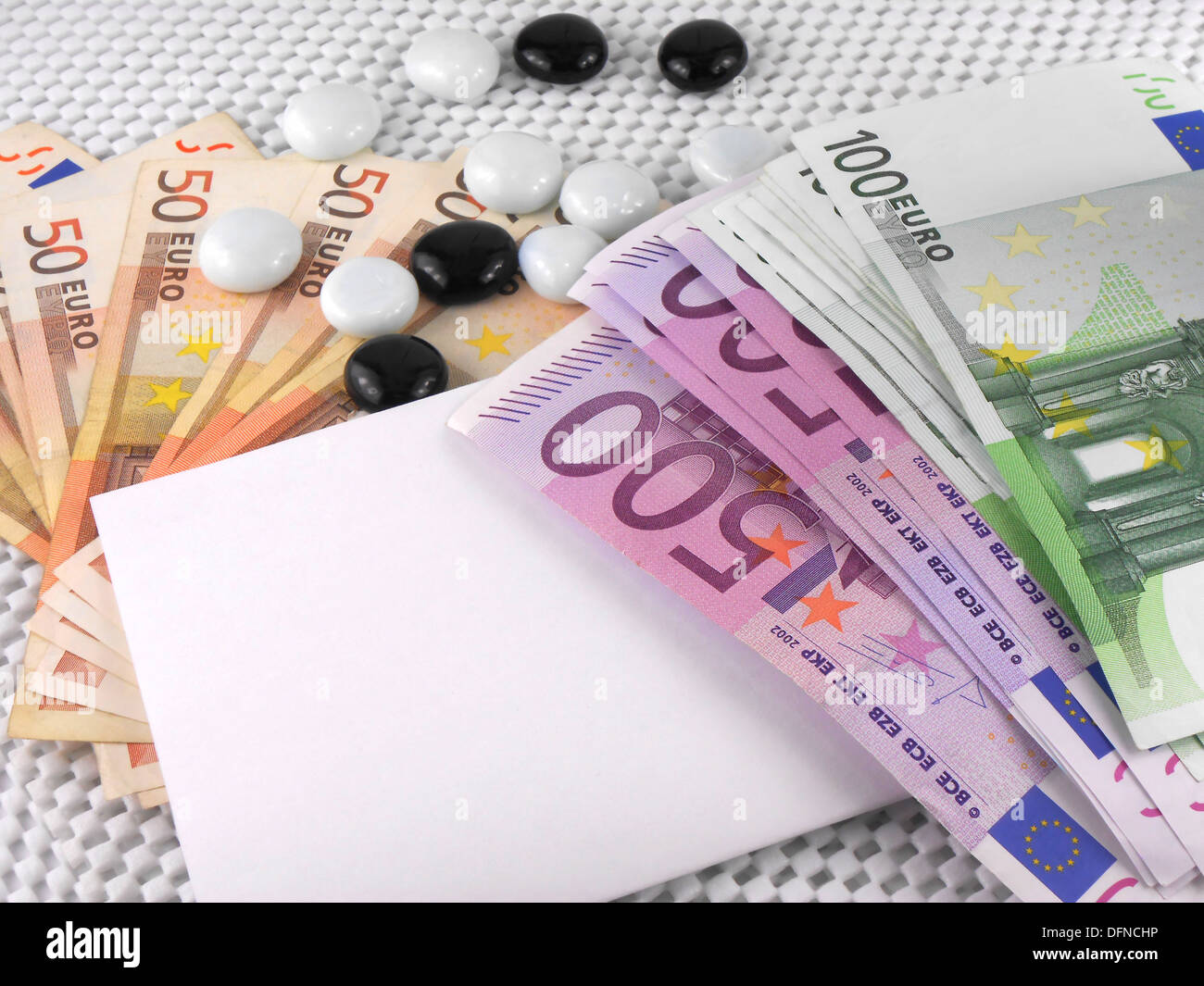 500 euros, monnaie de papier blanc vide et de pierres Banque D'Images