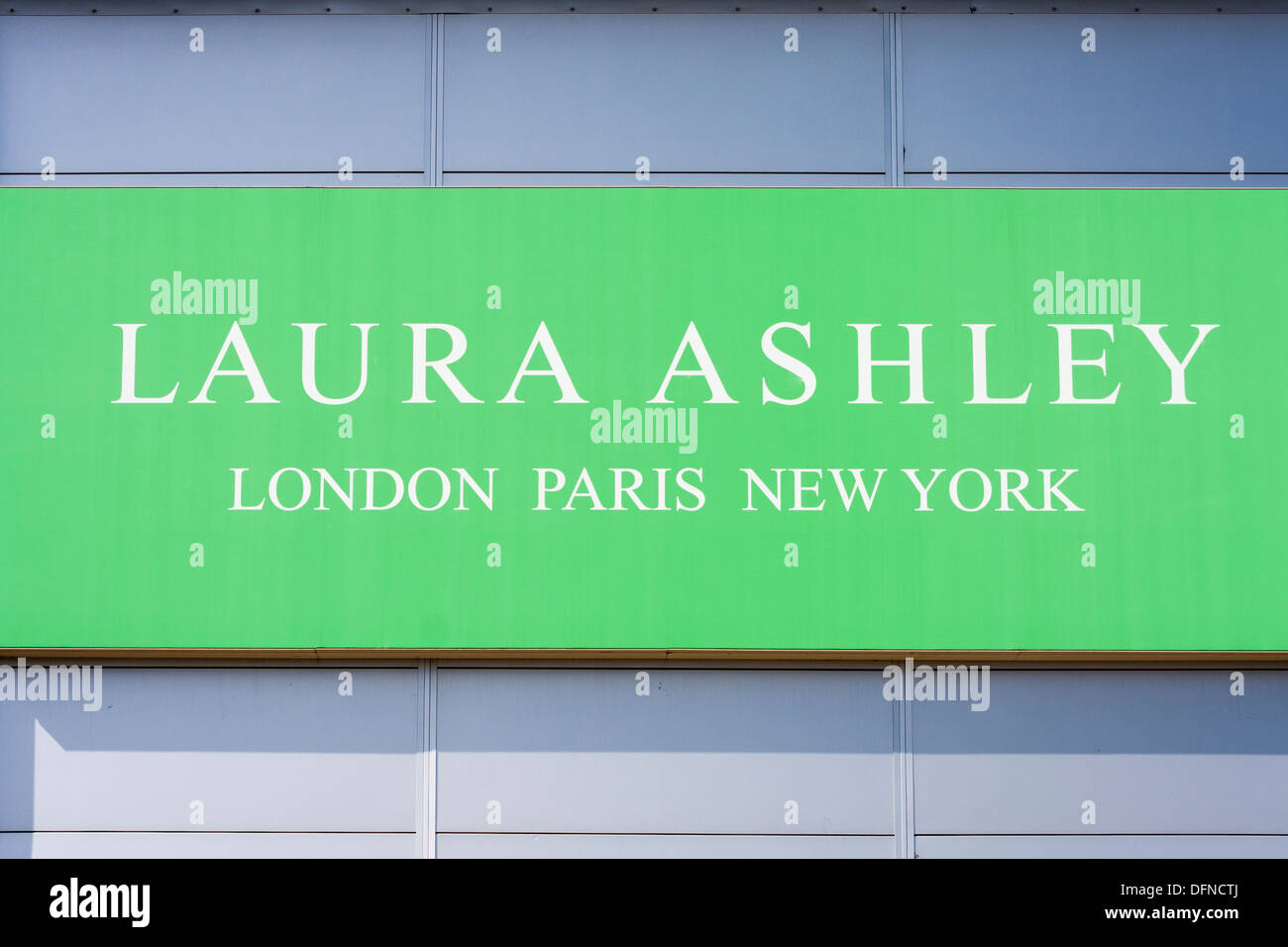 Signer pour Laura Ashley point de vente au détail sur le côté de l'entrepôt. Banque D'Images