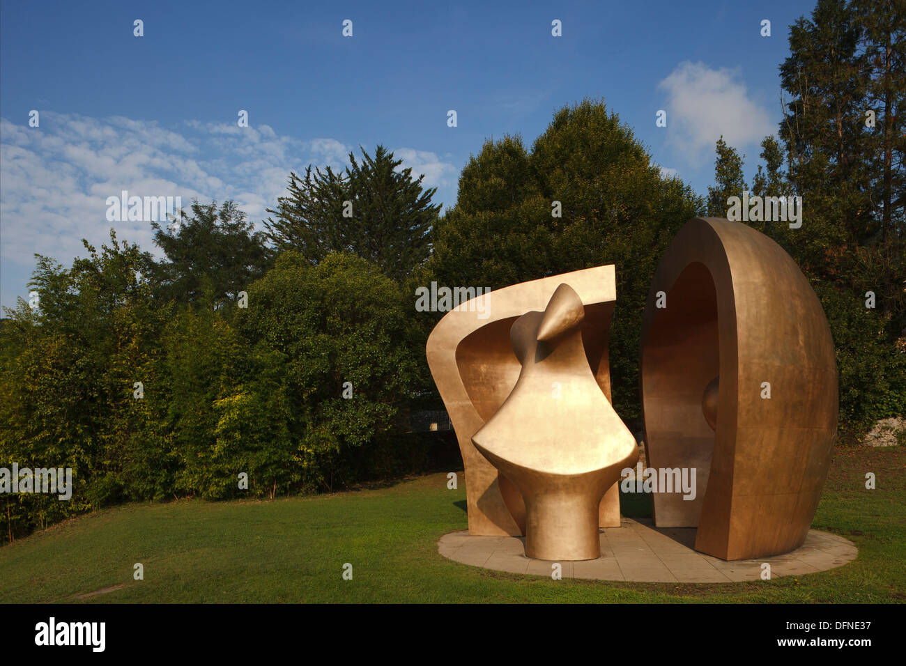Sculpture dans le parc des peuples de l'Europe, grande figure dans un abri, Gernika-Lumo, Guernica, Camino de la Costa, Camino del Banque D'Images