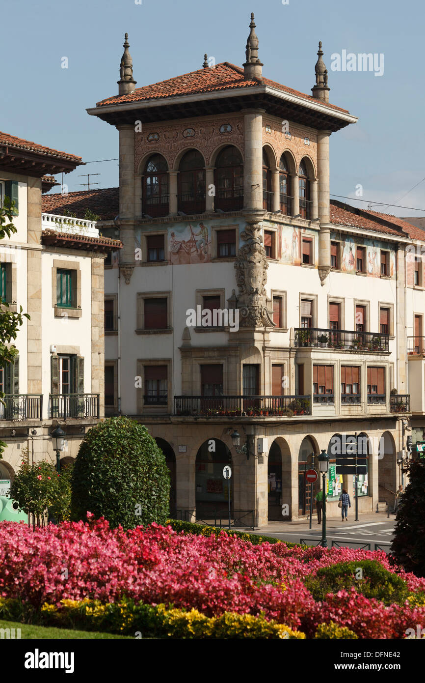 Maison d'angle Artekalea avec Kalea de Adolfo Urioste, Gernika-Lumo, Guernica, Camino de la Costa, Camino del Norte, route côtière Banque D'Images