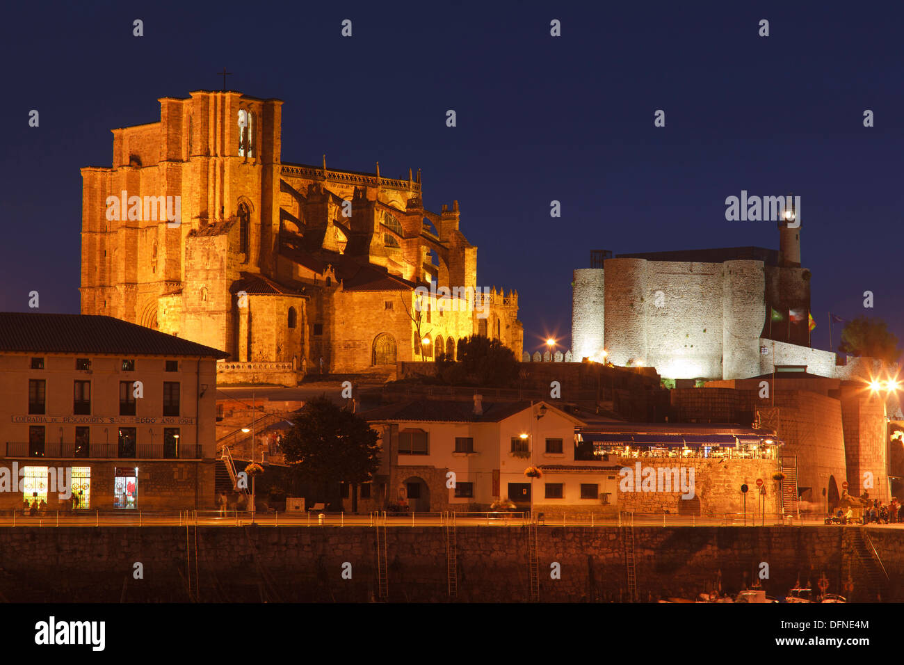 L'église Iglesia de Santa Maria de Asuncion à seaside town Castro Urdiales dans la soirée, Camino de la Costa, Camino del ni Banque D'Images