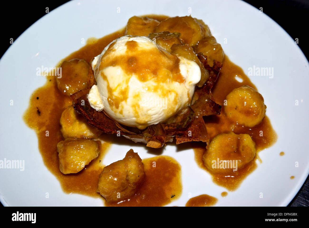 Bananes poêlées sauce caramel au rhum boule de glace vanille dessert cuit pâte filo cup Banque D'Images