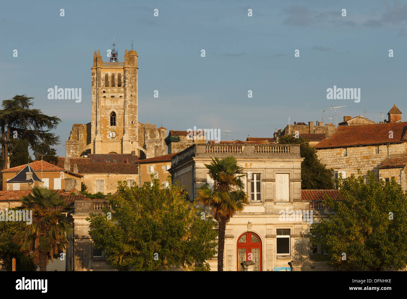 Vue sur la ville avec la cathédrale, la cathédrale Sainte-Pierre, gothique, condom, condom-en-Armanac, département du Gers, Région Midi-Pyrénées, Via Banque D'Images