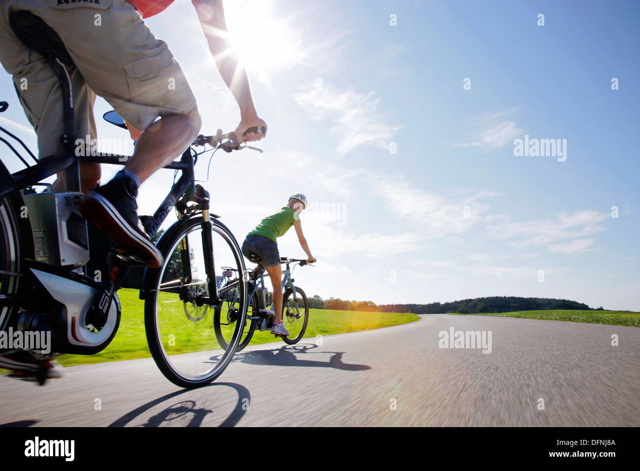 Jeune femme et jeune homme sur un e-bike, Le Lac de Starnberg, Haute-Bavière, Allemagne Banque D'Images