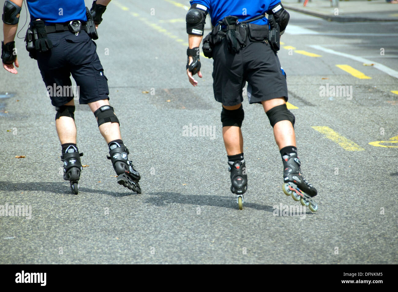 Deux policements en service du roller de l'avant dans la rue, Genève, Suisse  Photo Stock - Alamy