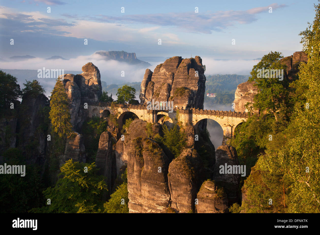 Vue de Felsenburg Neurathen sur Bastei Bridge, Bastei rochers, et Lilienstein Rock, la Suisse Saxonne Parc National, Elbe San Banque D'Images