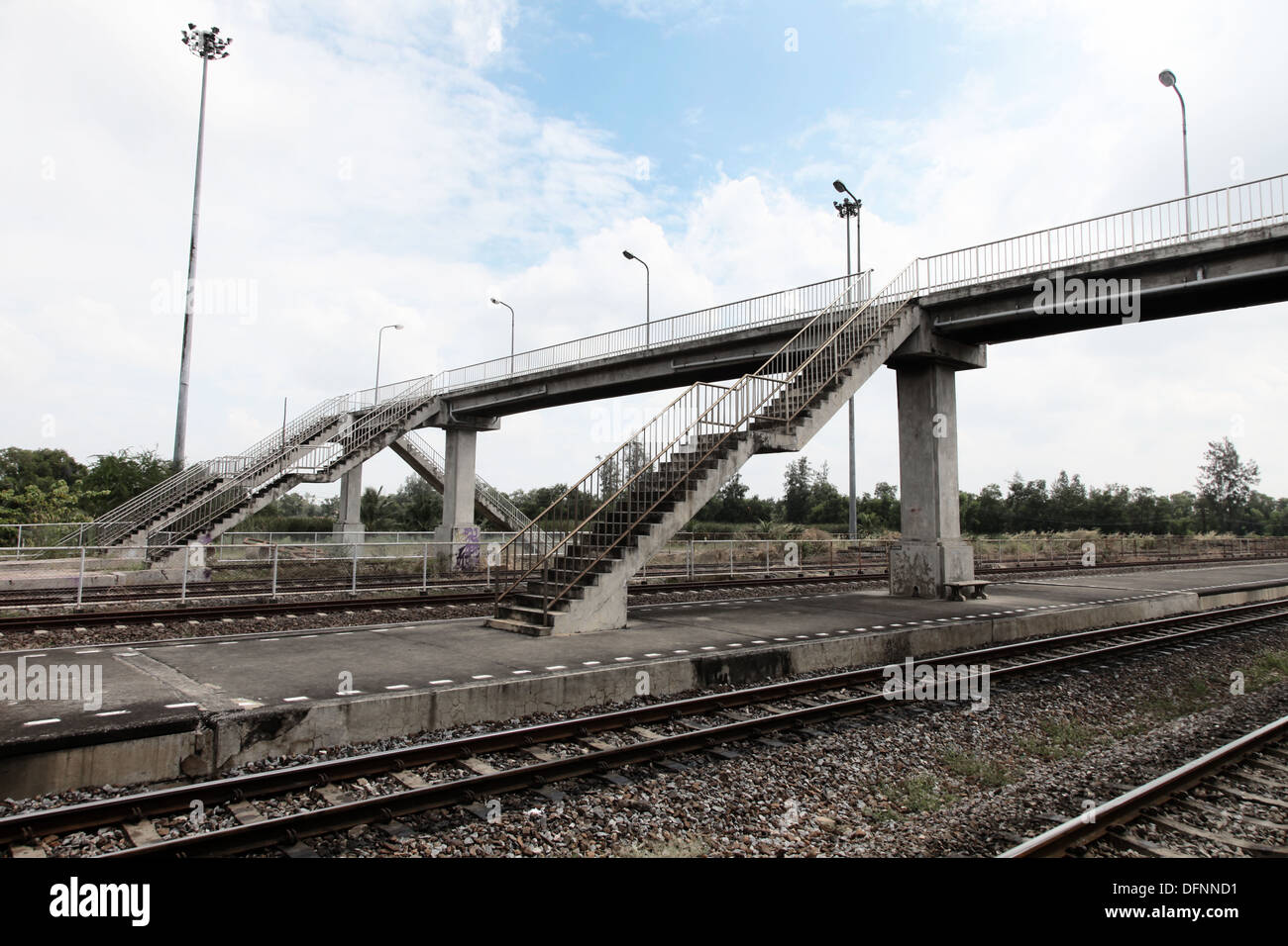 C'est une photo d'une gare ou station de chemin de fer à Bangkok en Thaïlande. Nous voyons un pont pied sur la plate-forme Banque D'Images
