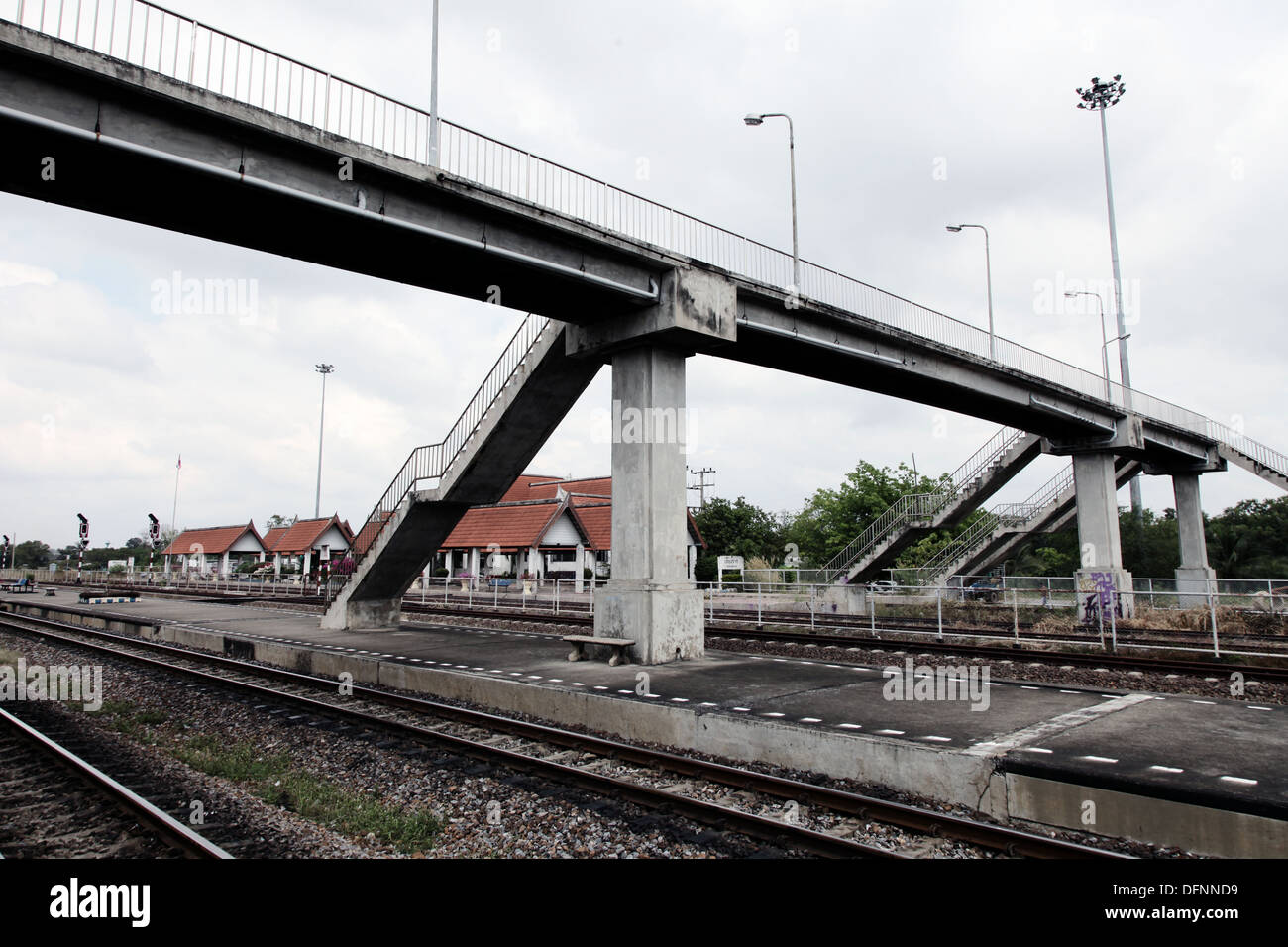 C'est une photo d'une gare ou station de chemin de fer à Bangkok en Thaïlande. Nous voyons un pont pied sur la plate-forme Banque D'Images