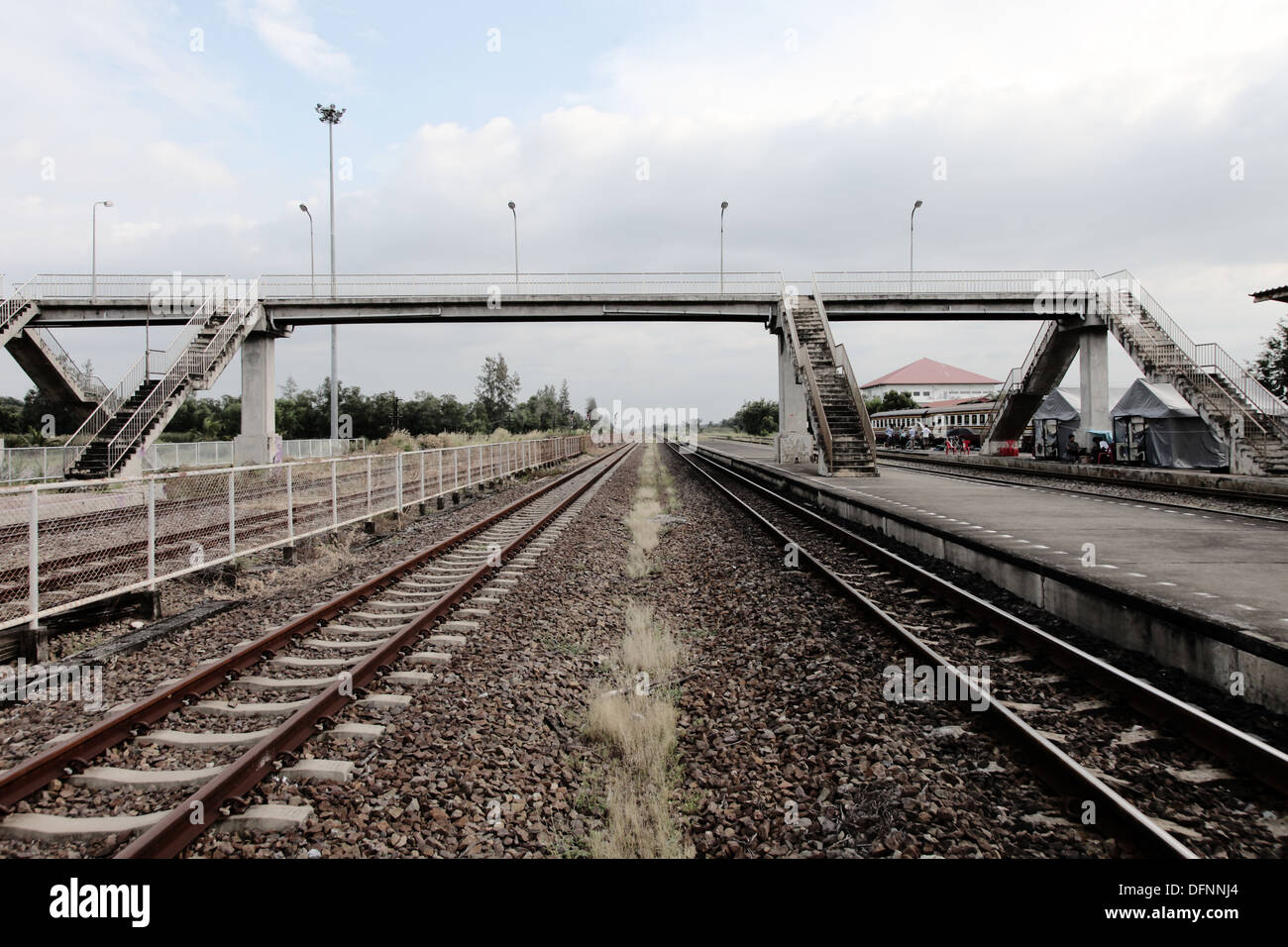 C'est une photo d'une gare ou station de chemin de fer à Bangkok en Thaïlande. Nous voyons un pont pied sur la plate-forme Banque D'Images