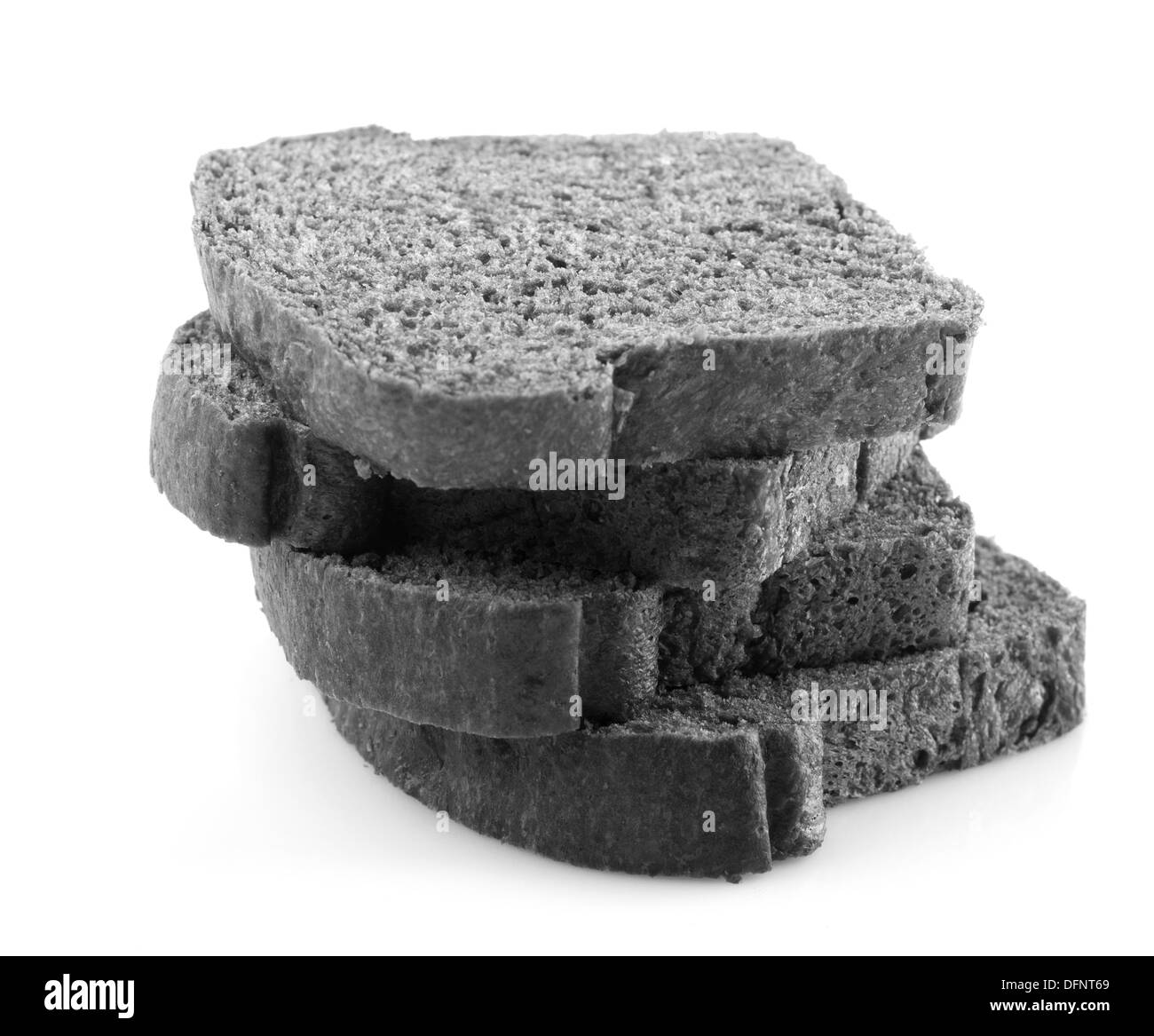 Des piles de charbon noir biologique pain isolé sur fond blanc Banque D'Images