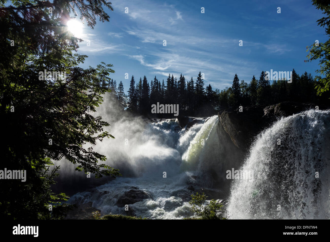 Belle journée ensoleillée dans une cascade de montagne avec ciel bleu Banque D'Images