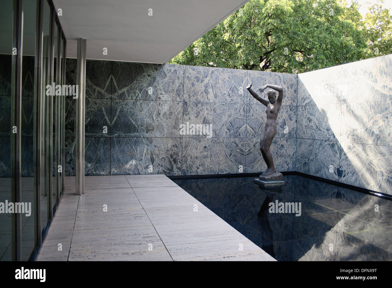 Georg Kolbe sculpture. Mies van der Rohe pavilion. Barcelone, Espagne Banque D'Images