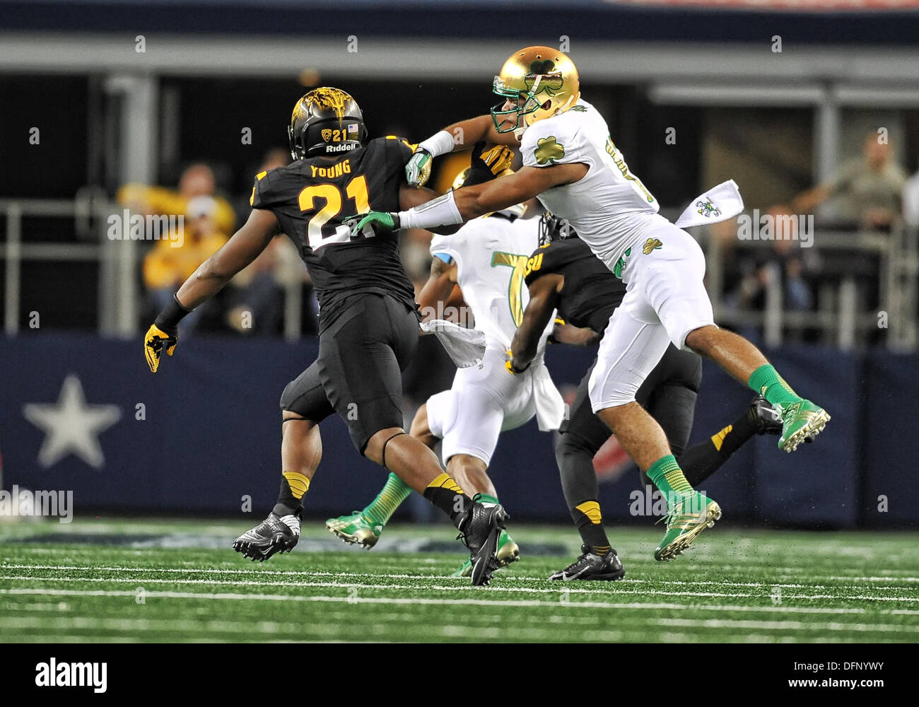 Arizona State Sun Devils de secondeur Chris Young (21) combat un bloc par Notre Dame Fighting Irish wide receiver James Onwualu (17) au cours d'un match de football NCAA college entre le Notre Dame Fighting Irish et l'Arizona State Sun Devils, Samedi, Octobre 05th, 2013 à Arlington, Texas. Banque D'Images