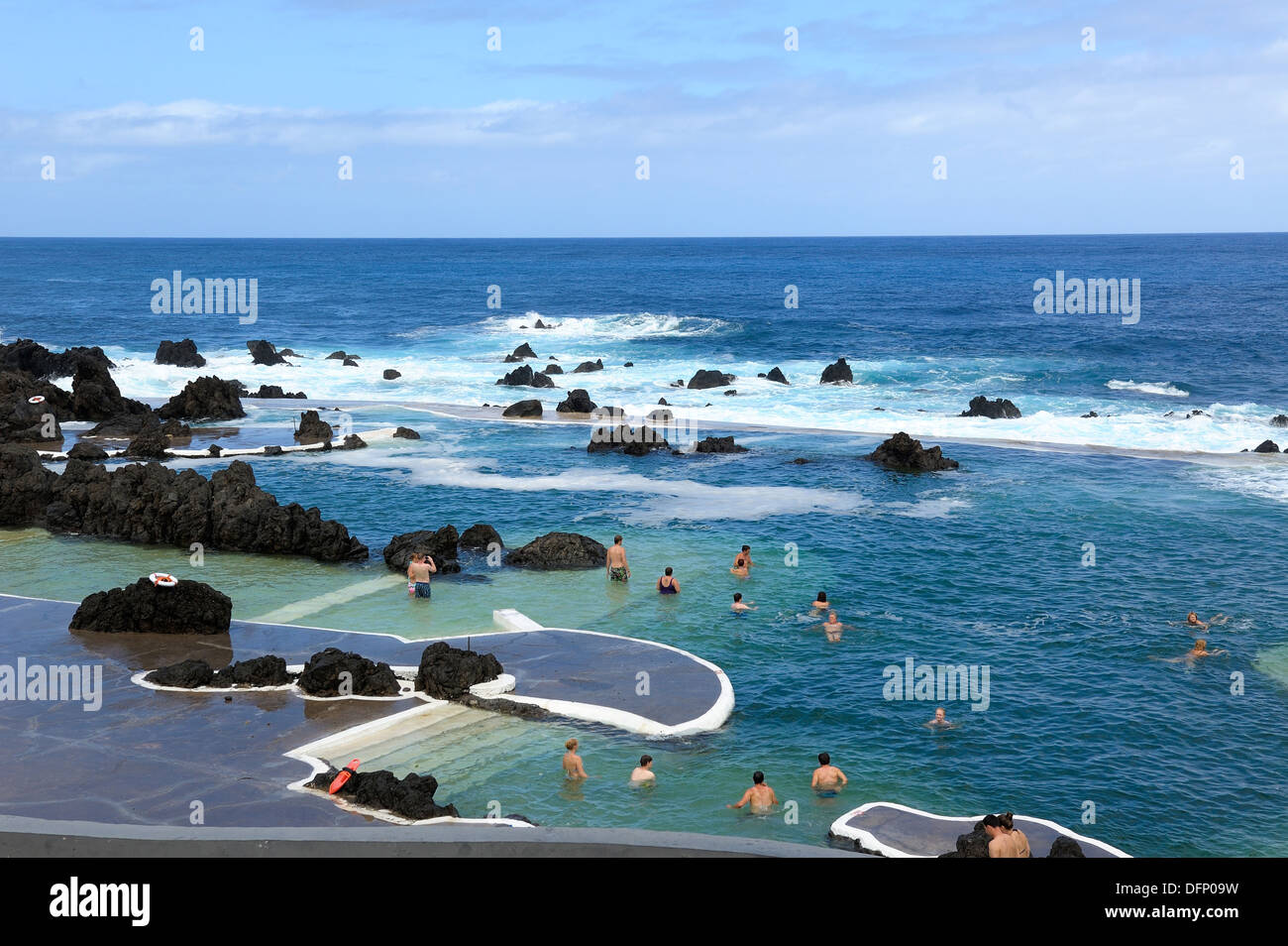 Portugal madère. touristes Natation et baignade dans les bassins de roche de lave dans la localité de Porto Moniz Banque D'Images