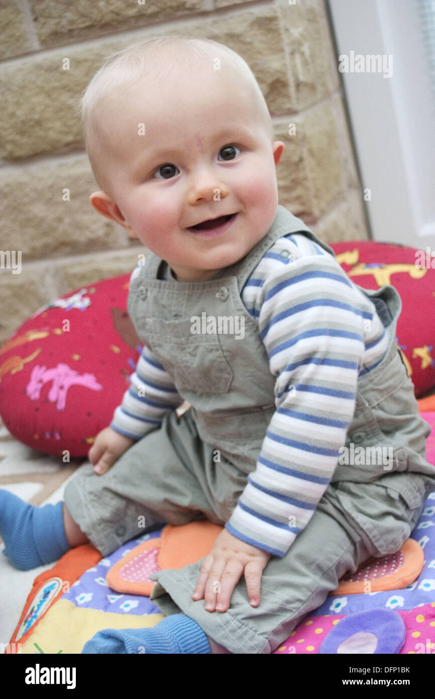 Bebe De 7 Mois Garcon Assis Sur Le Plancher Smiling Photo Stock Alamy
