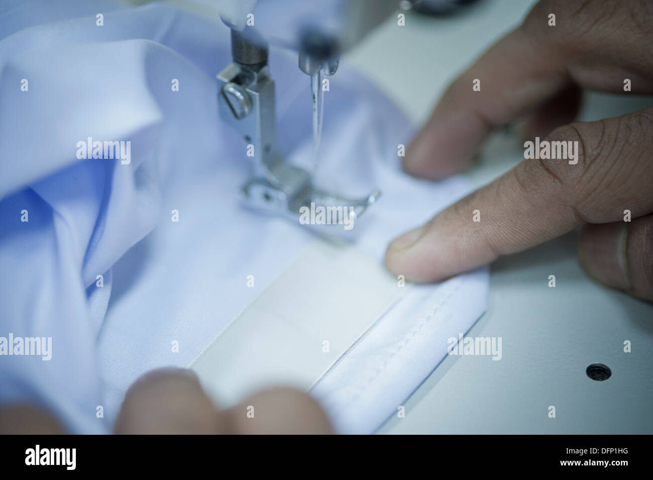 En tissu cousues sur la machine à coudre Banque D'Images