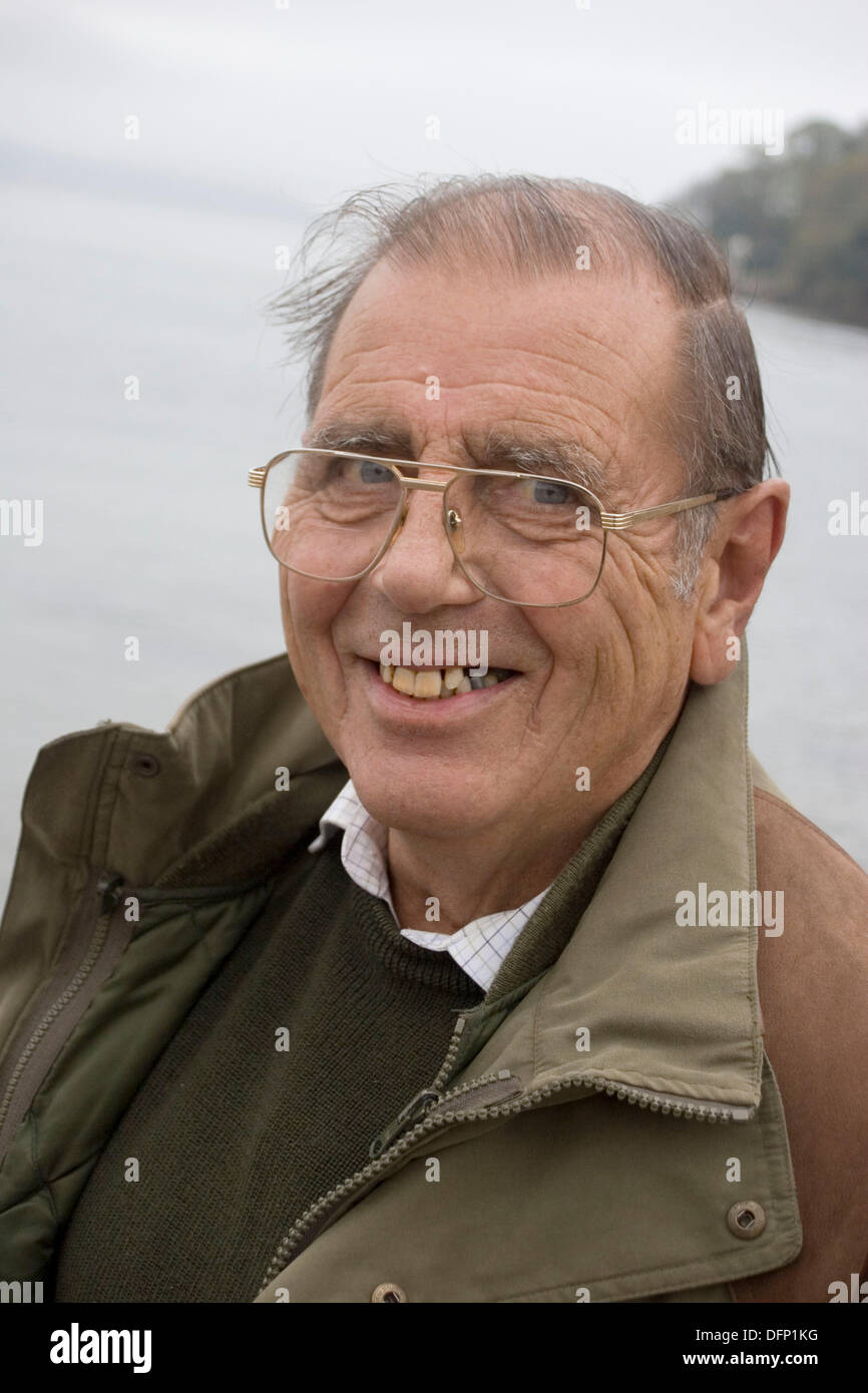 75 year old man smiling into camera Banque de photographies et d’images ...