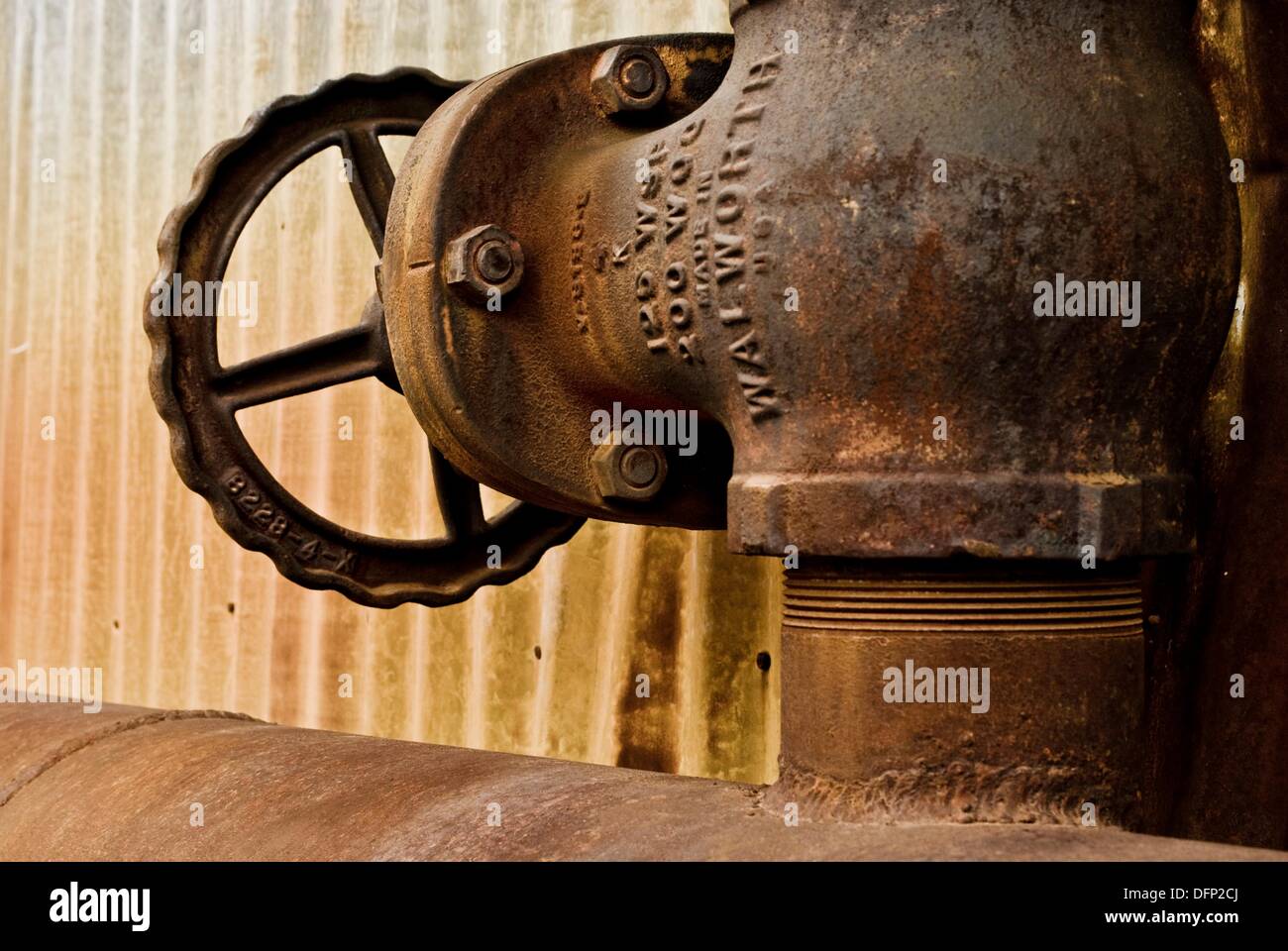 Vieux tuyau rouillé sur la soupape de vapeur de l'usine abandonnée Banque D'Images