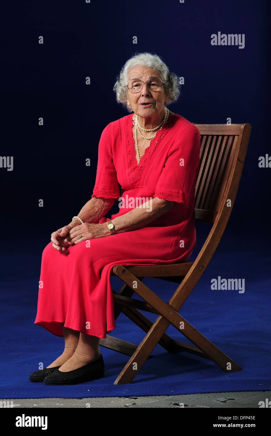 Anne Judith Kerr OBE, écrivain britannique, illustrateur et auteur de "Le tigre qui est arrivé au plateau" au Festival du livre d'Edimbourg 2013. Banque D'Images