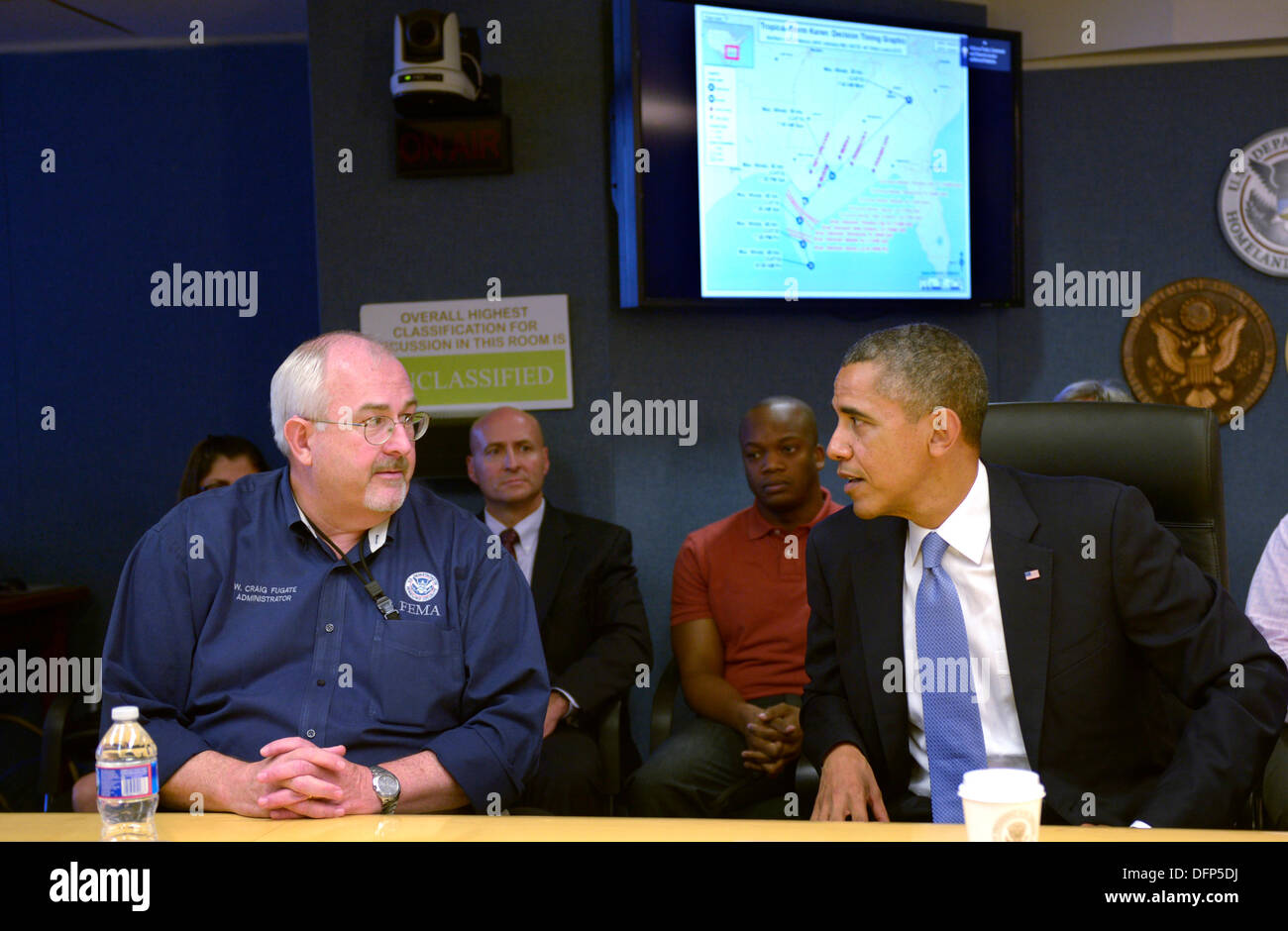 Washington, DC, USA. 07Th Oct, 2013. Le président des États-Unis Barack Obama (R) parle avec l'administrateur de la FEMA Craig Fugate avant de délivrer les remarques sur la fermeture du gouvernement à la FEMA's National Coordination Center à Washington, DC, USA, 07 octobre 2013. Credit : Shawn Thew / Piscine via CNP/dpa/Alamy Live News Banque D'Images