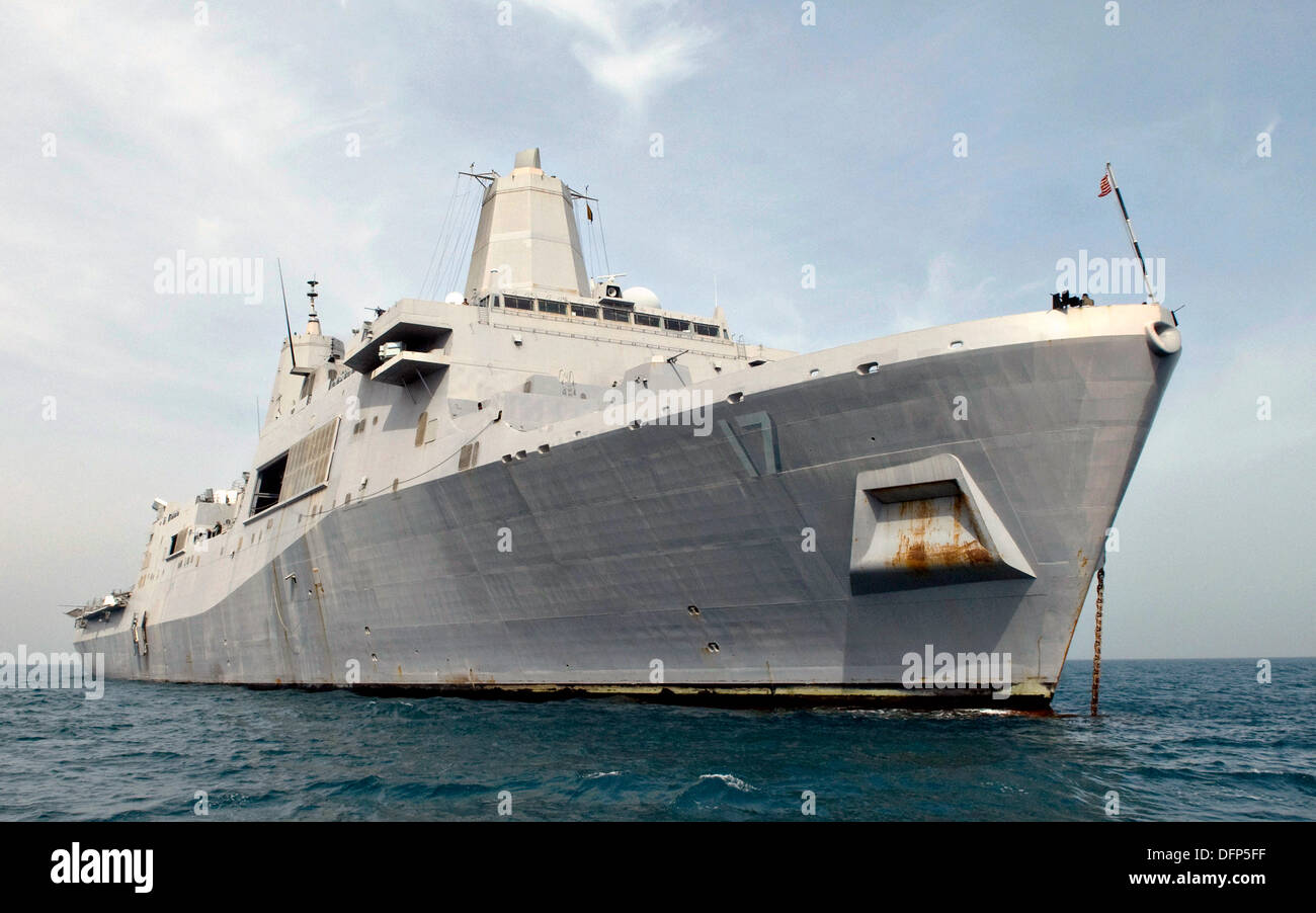 L'US Navy USS San Antonio dock transport amphibie navire ancré à la base de la Marine au Koweït le 10 février 2009 au Koweït. Abou Anas al Libi terroriste est actuellement détenu dans le San Antonio après sa capture le 5 octobre 2013 en Libye. Banque D'Images