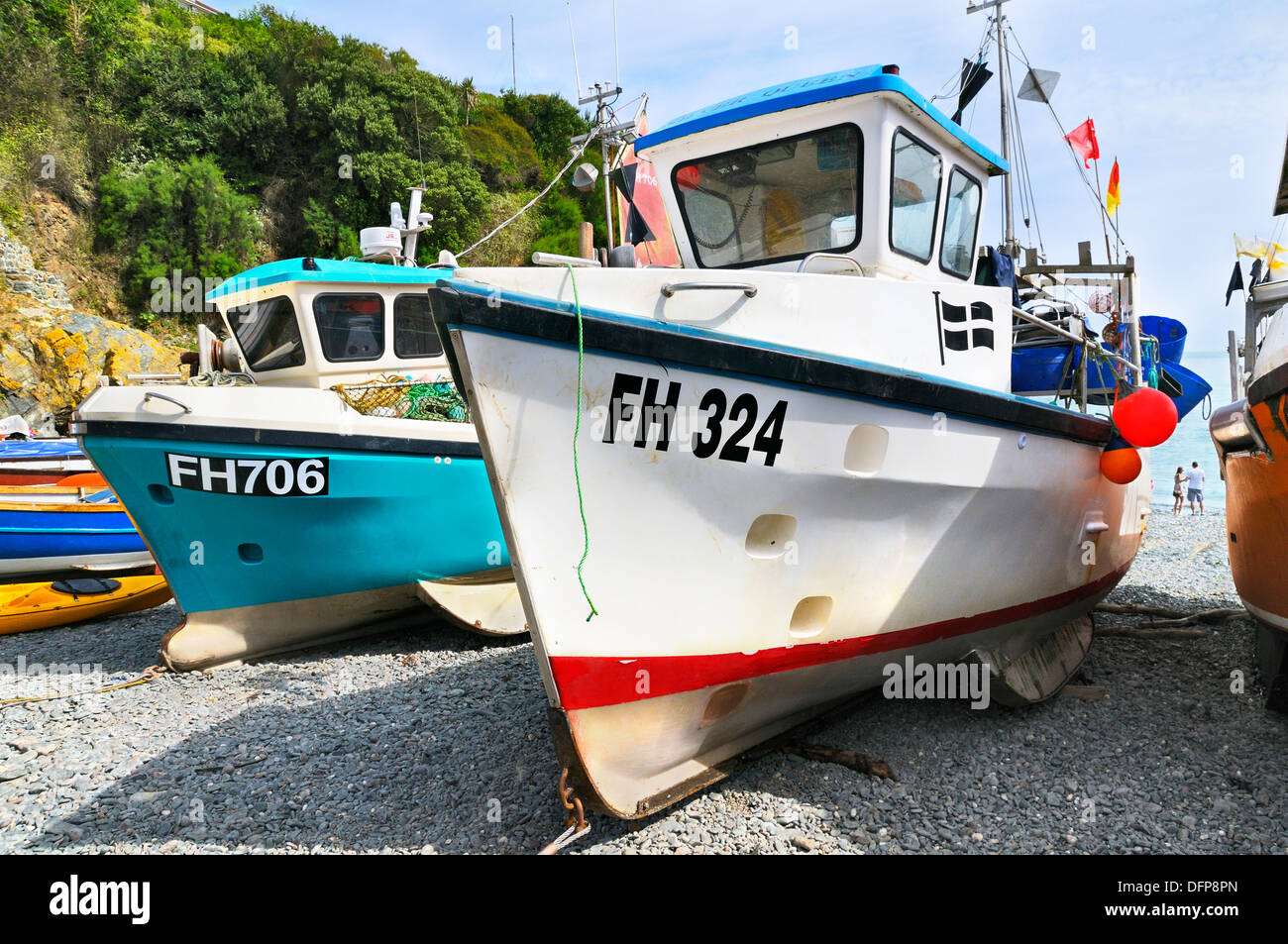 Les bateaux de pêche amarrés sur plage de galets à Cadgwith, Péninsule du Lézard, Cornwall, UK Banque D'Images