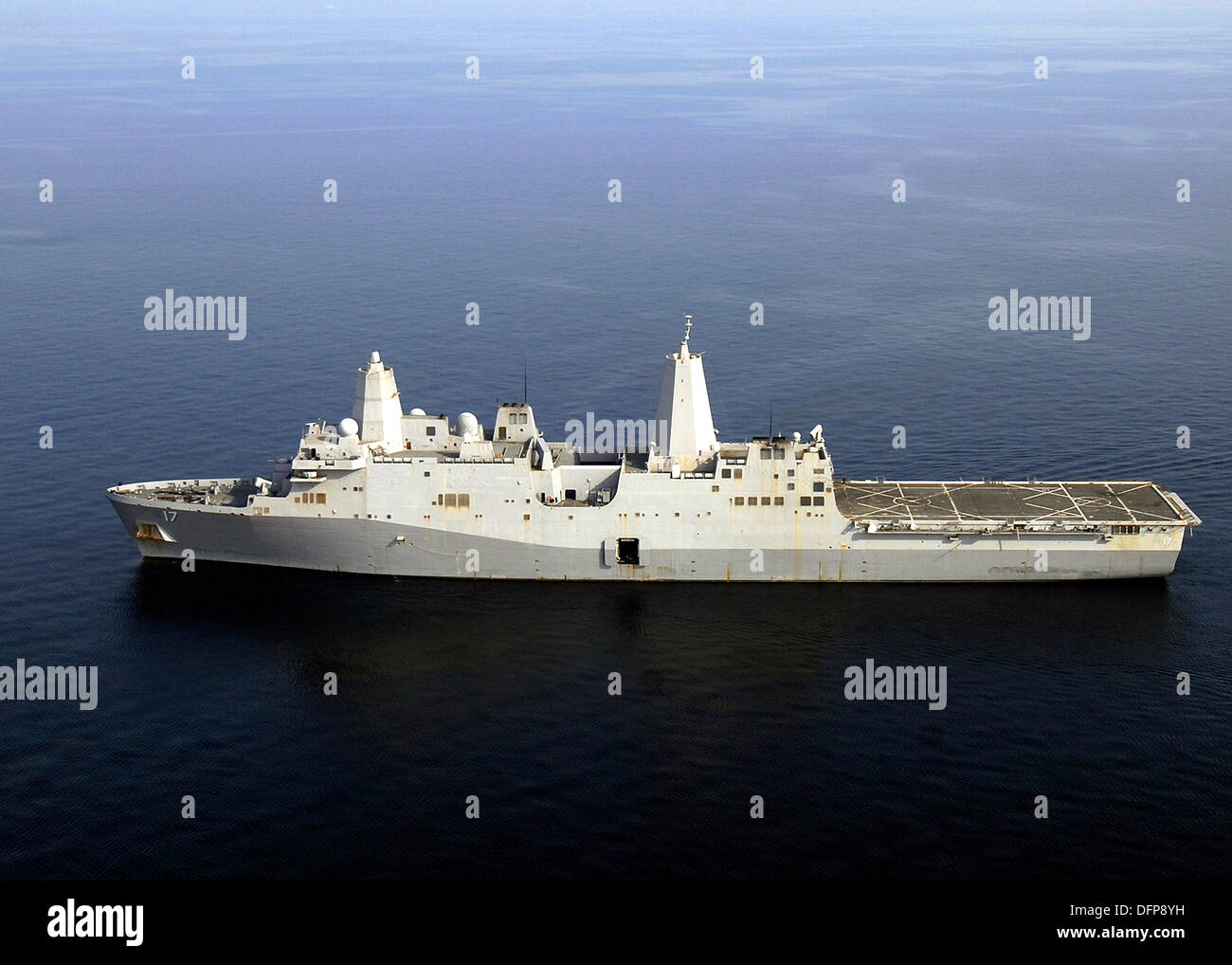 L'US Navy USS San Antonio de transport amphibie Navire dock au cours de l'exploitation le 25 octobre 2008 dans le golfe Persique. Abou Anas al Libi terroriste est actuellement détenu dans le San Antonio après sa capture le 5 octobre 2013 en Libye. Banque D'Images