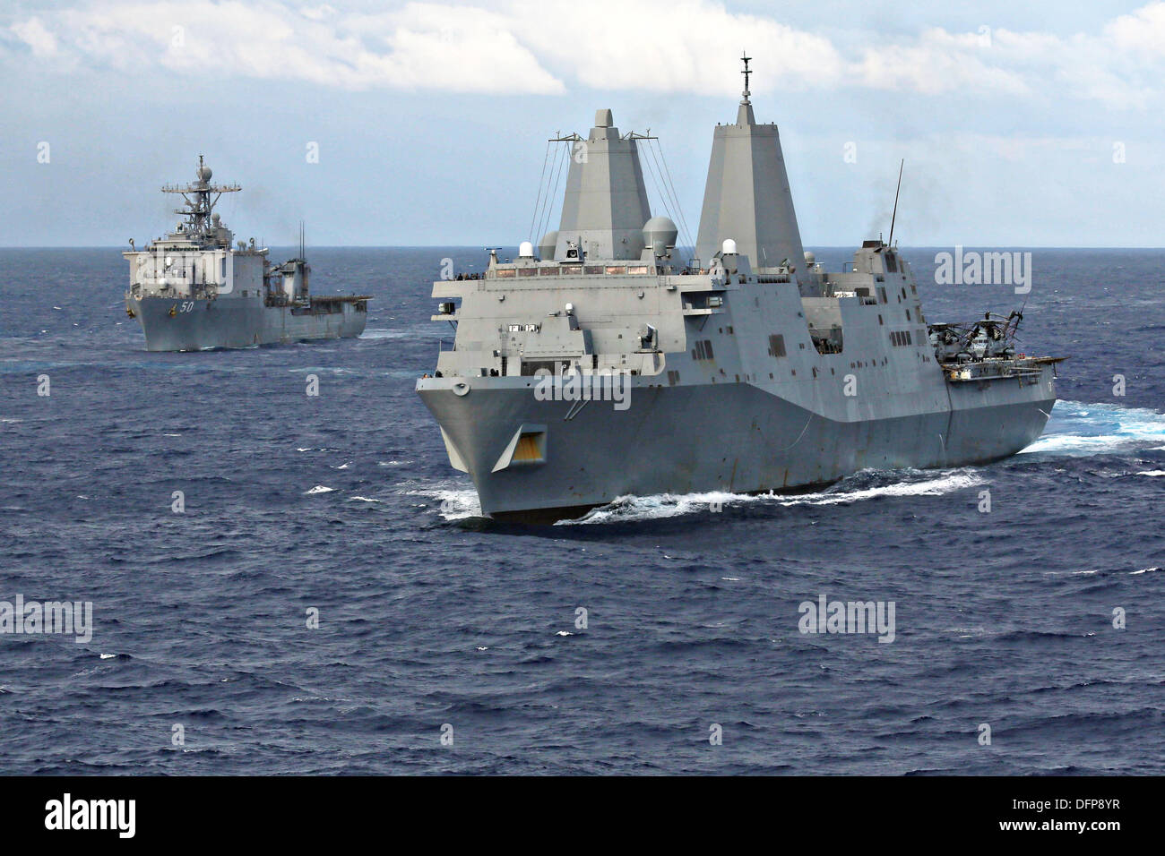 L'US Navy USS San Antonio de transport amphibie Navire dock et le quai de débarquement amphibie USS Carter Hall au cours de l'exploitation le 21 mars 2013 dans l'océan Atlantique. Abou Anas al Libi terroriste est actuellement détenu dans le San Antonio après sa capture le 5 octobre 2013 en Libye. Banque D'Images