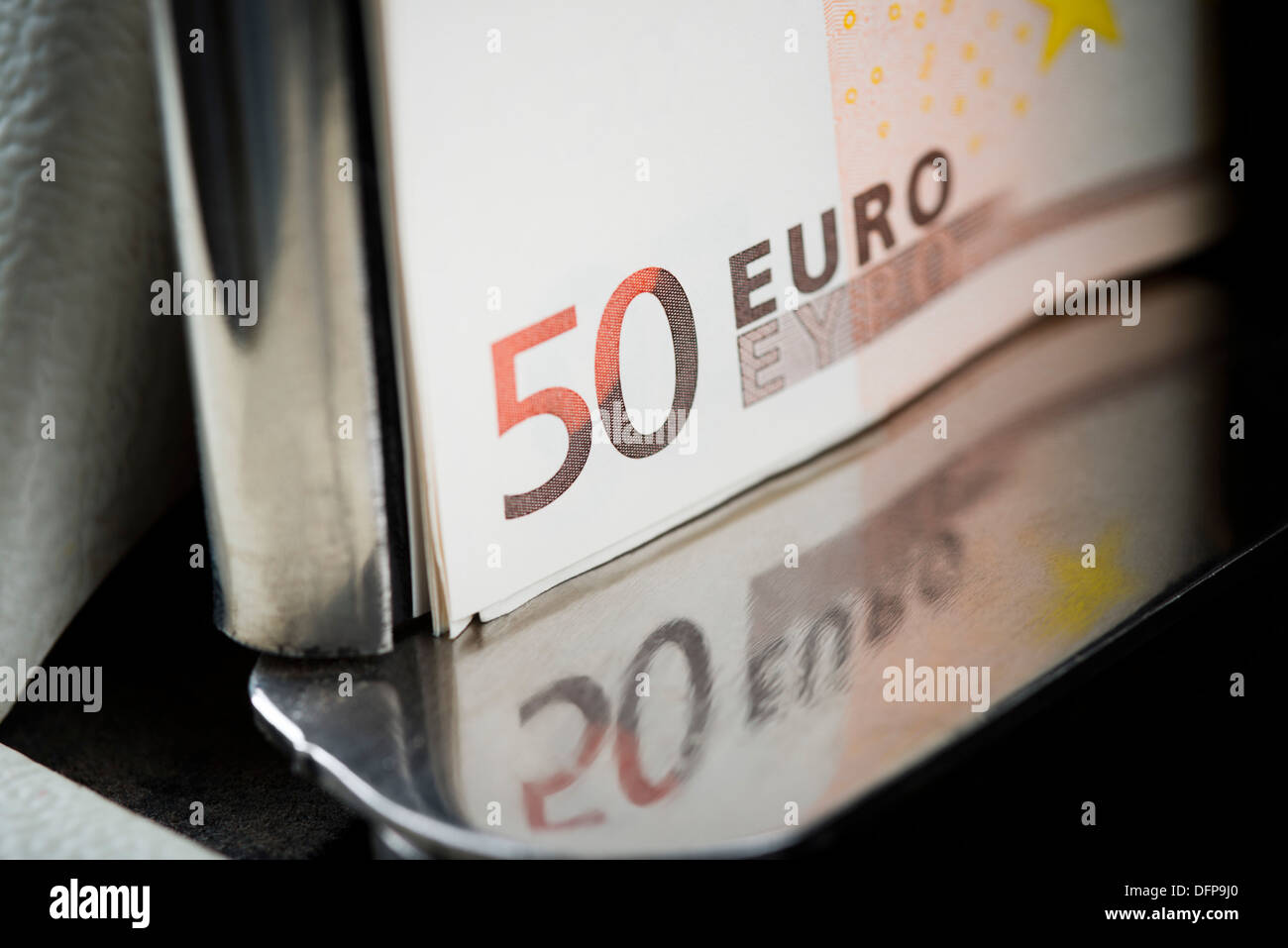 Cinquante billets d'euros dans une machine Banque D'Images