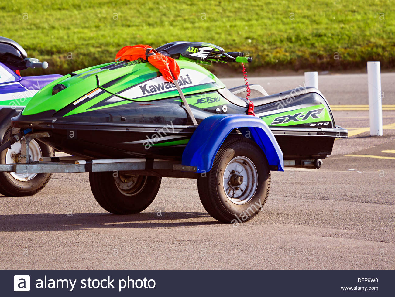Close Up D Un Livre Vert Et Noir Kawasaki Sx R 800 Jet Ski Sur Une Remorque Stationnee Sur La Terre Ferme Photo Stock Alamy
