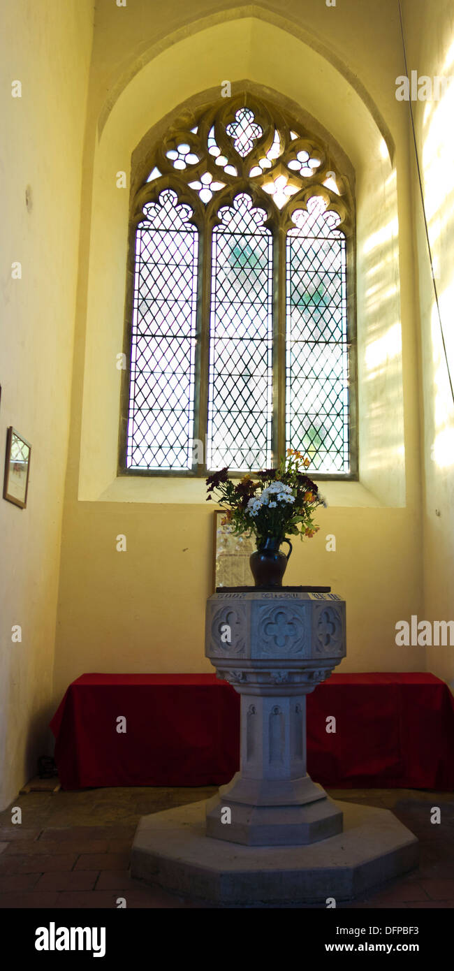 La fenêtre de l'église de l'intérieur font Banque D'Images