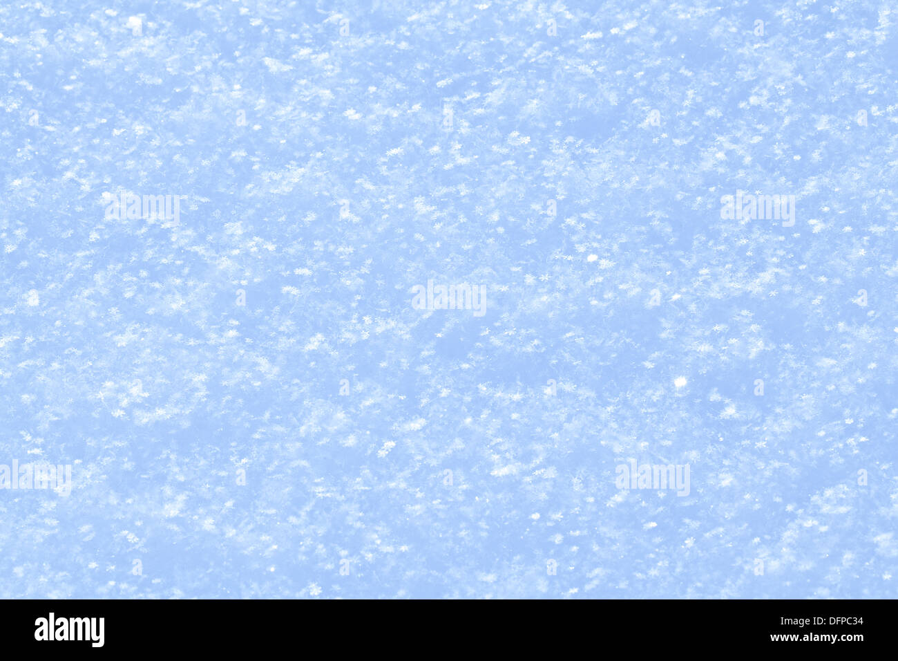 Arrière-plan de la neige scintillante bleu blanc avec peu de flocons. Banque D'Images