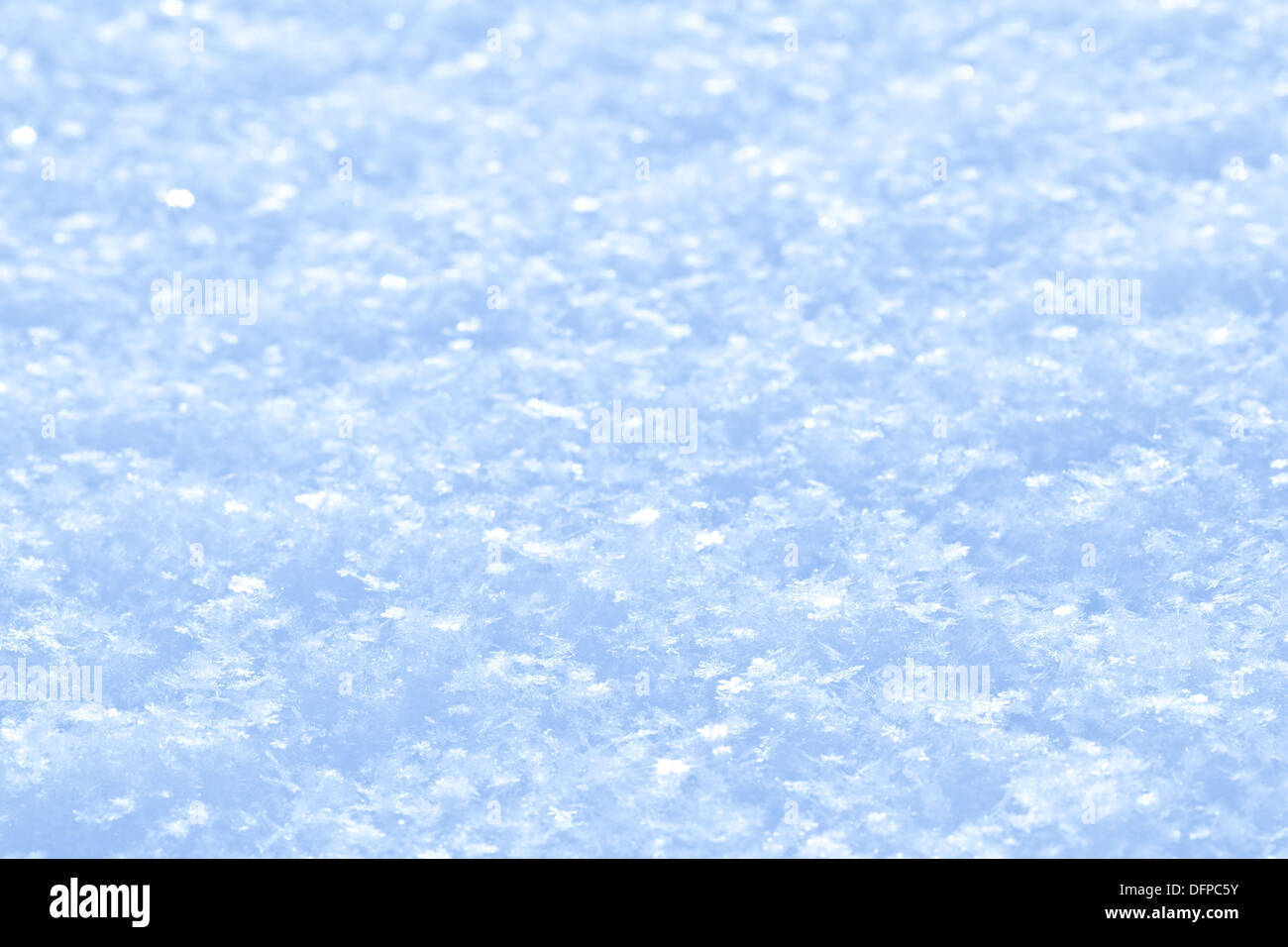 Arrière-plan de la neige scintillante bleu blanc avec peu de flocons. Banque D'Images