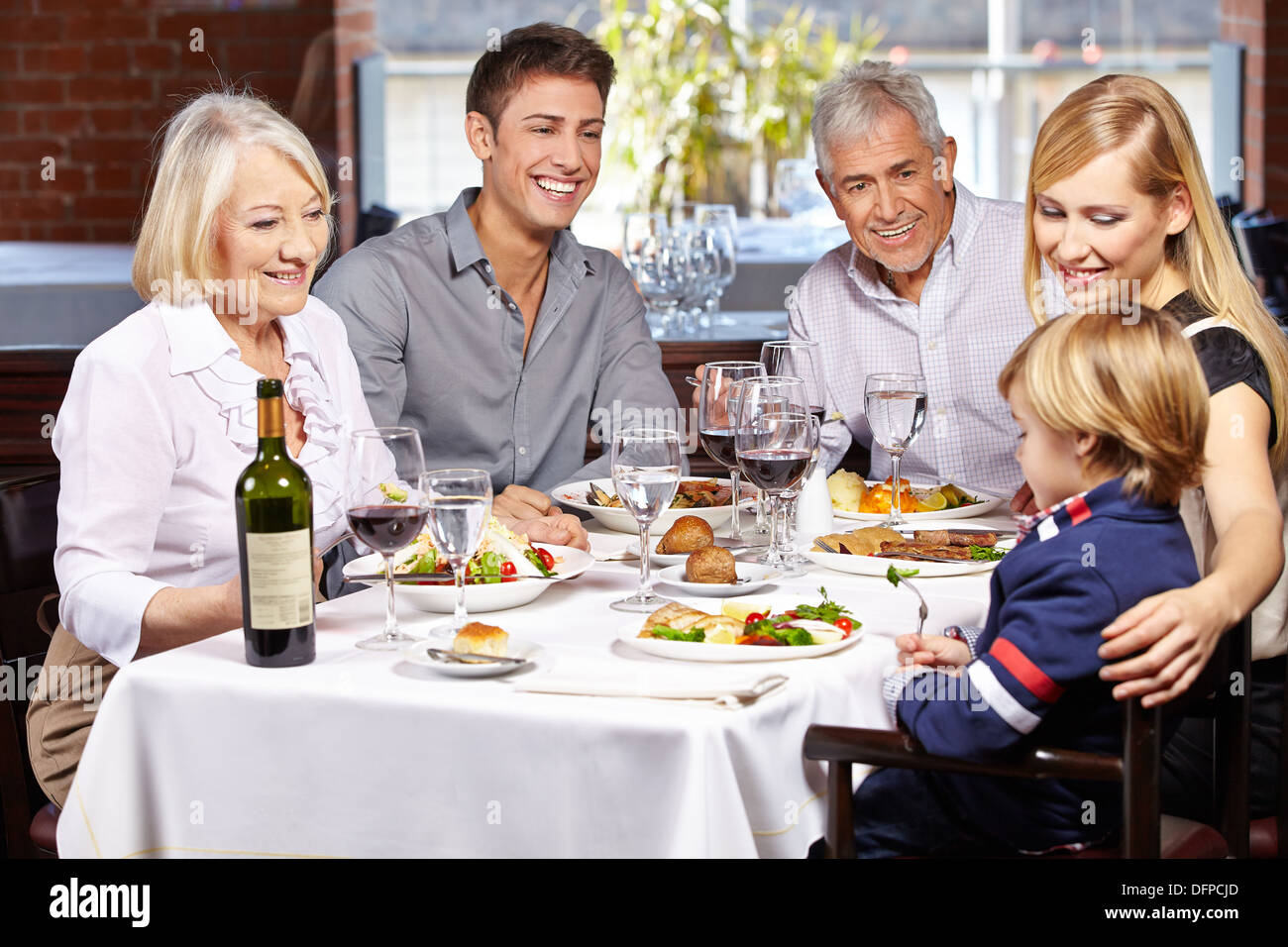 Famille heureuse manger ensemble dans un restaurant avec les enfants et les grands-parents Banque D'Images