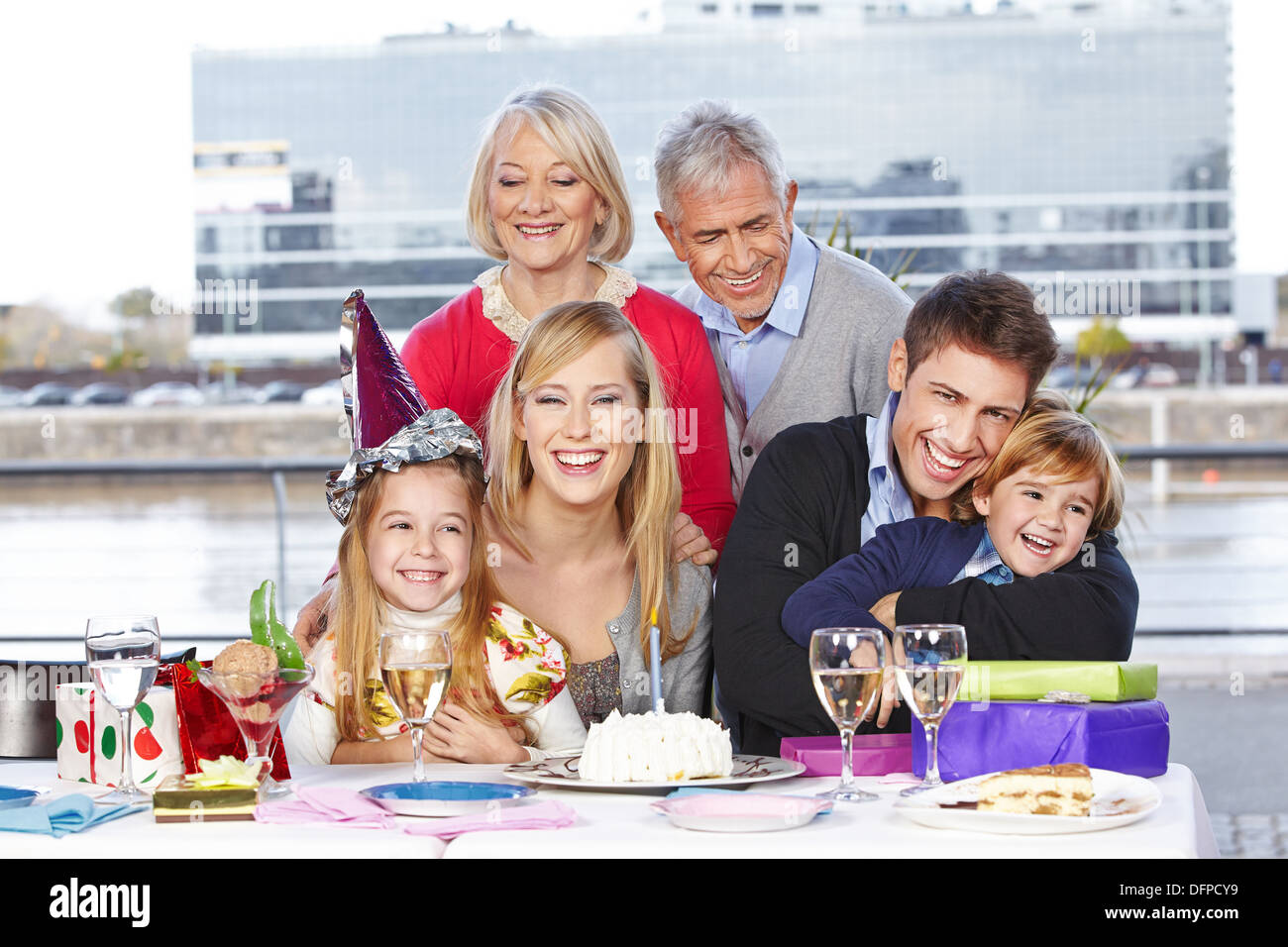 Famille heureuse de s'amuser ensemble à l'anniversaire de l'enfant Banque D'Images