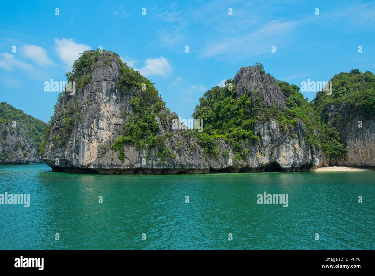 L'île de montagne et plage solitaire dans la baie d'Halong, Vietnam, Asie du sud-est Banque D'Images