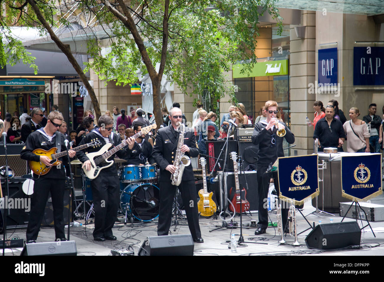 Royal Australian Navy Band jouant dans Pitt Street Sydney dans le cadre de l'octobre 2013 de la revue internationale de la flotte Banque D'Images