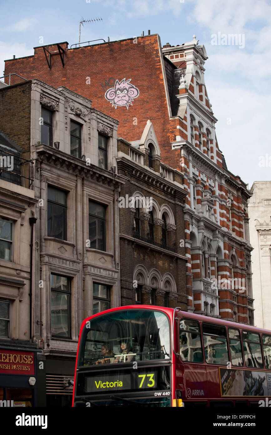 Graffiti Mighty Mo au-dessus de Oxford Street, Londres Banque D'Images