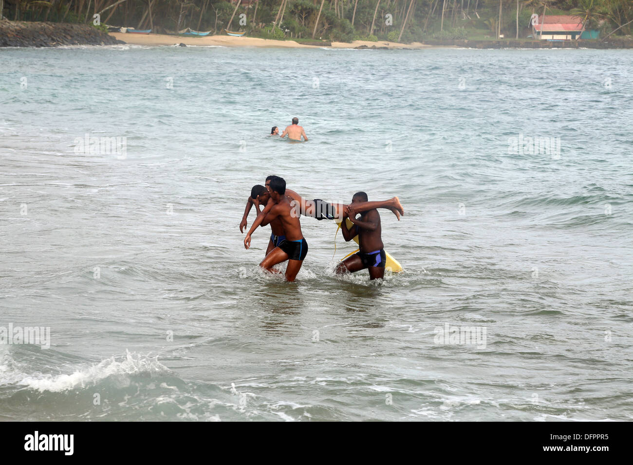 Vie pratique gardes Sri-Lankais sauvetage drowning man on beach à Mirissa Banque D'Images