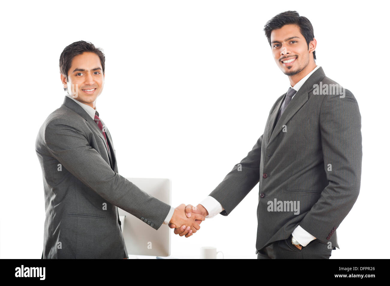 Deux smiling businessmen shaking hands Banque D'Images