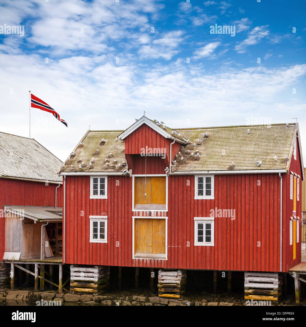 En bois jaune et rouge maison côtière norvégienne dans village de pêcheurs. Rorvik, Norvège Banque D'Images